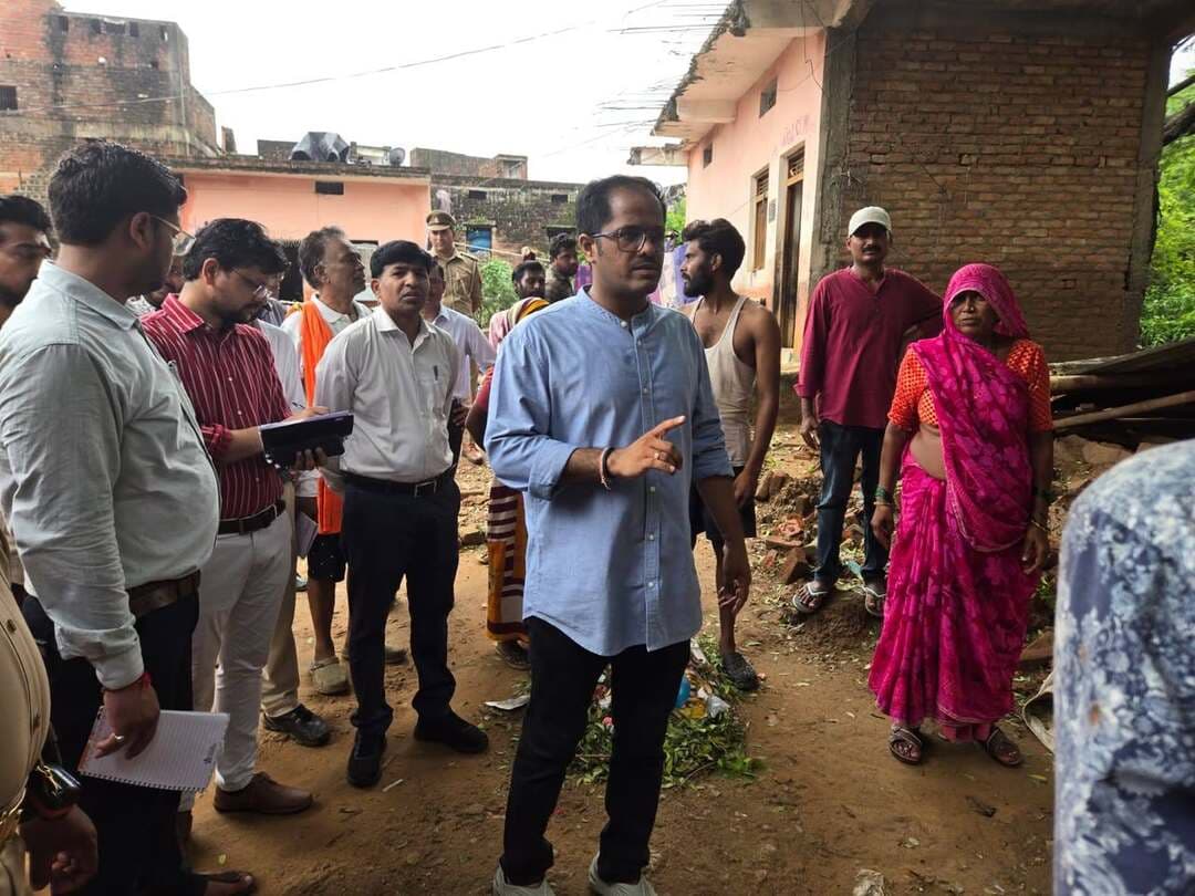 जिलाधिकारी ने रामघाट क्षेत्र का भ्रमण कर बाढ़ प्रभावित स्थानीय लोगों से किया डोर-टू-डोर संपर्क, राहत एवं सफाई व्यवस्था में तेजी लाने के दिए निर्देश
29 अगस्त को जनपद में आई भीषण बाढ़ से प्रभावित रामघाट क्षेत्र के पंडों वाली गली, (पुलिस चौकी) उतारा बाजार का मुहल्ला का जिलाधिकारी पुलकित गर्ग ने स्थलीय निरीक्षण किया। इस दौरान उन्होंने बाढ़ प्रभावित स्थानीय लोगों से डोर-टू-डोर संपर्क कर उनकी समस्याओं, हुए नुकसान तथा जिला प्रशासन द्वारा उपलब्ध कराई जा रही राहत एवं अन्य व्यवस्थाओं की जानकारी ली।
उन्होंने कहा कि आंशिक क्षति एवं पूर्ण क्षति के मकान हैं। उनकी दो दिवस में सर्वे पूर्ण कराकर भुगतान करें। यह भी कहा कि आज शाम तक राशन किट वितरित किए हो जाना चाहिए।
निरीक्षण के दौरान बाढ़ के कारण क्षतिग्रस्त विद्युत पोलों के संबंध में जिलाधिकारी ने अधिशासी अभियंता विद्युत को निर्देशित किया कि टूटे हुए विद्युत पोलों को तत्काल हटवाया जाए तथा नए पोल लगाए जाने की प्रक्रिया में तेजी लाते हुए विद्युत आपूर्ति व्यवस्था को शीघ्र सामान्य कराया जाए।
रामघाट क्षेत्र में बाढ़ से हुए नुकसान को देखते हुए जिलाधिकारी ने उपजिलाधिकारी कर्वी को निर्देश दिए कि प्रभावित लोगों को कपड़े एवं बर्तन आदि की क्षति के लिए धनराशि। की सहायता उपलब्ध कराई जाए। साथ ही प्रभारी अधिकारी/उपजिलाधिकारी नगरपालिका को निर्देशित किया कि मैनपावर बढ़ाते हुए बाढ़ प्रभावित स्थानीय लोगों के घरों एवं दुकानों की प्राथमिकता के आधार पर सफाई कराई जाए। उन्होंने पंपिंग मशीनों की संख्या बढ़ाकर कचरे की सफाई कार्य पर विशेष ध्यान देने के निर्देश दिए। निरीक्षण के दौरान वर्तमान में 120 सफाई कर्मचारी मौके पर पाए गए एवं उन्होंने निर्देशित किया कि लगातार संख्या बढ़ाई जाए, कहा कि 150 कर्मचारी एक समय पर मौके पर रहे।
जिलाधिकारी ने निर्देशित किया कि राजापुर, मऊ एवं मानिकपुर से अतिरिक्त सफाई कर्मचारियों को बुलाकर रामघाट क्षेत्र में सफाई कार्य को गति दी जाए। घाट के समीप निर्माणाधीन होटलों के संबंध में उन्होंने शाडा के माध्यम से जांच कराकर आवश्यक कार्रवाई सुनिश्चित करने के निर्देश दिए।
बाढ़ से हुई क्षति के सर्वे कार्य की समीक्षा करते हुए जिलाधिकारी ने कहा कि लेखपालों द्वारा किए जा रहे डोर-टू-डोर सर्वे में बीएलओ को भी लगाया जाए, जिससे सर्वे कार्य शीघ्र पूर्ण हो सके। उन्होंने कहा कि आवश्यकता के अनुसार लेखपाल किसी एक स्थान पर *राहत हेल्प डेस्क का बैनर लगाकर भी प्रभावित लोगों से जानकारी प्राप्त कर सर्वे कार्य कर सकते हैं। जिलाधिकारी ने उपजिलाधिकारी कर्वी को निर्देशित किया कि राहत किट का वितरण प्रत्येक दशा में आज शाम तक सुनिश्चित किया जाए।
इस अवसर पर मुख्य विकास अधिकारी अजय यादव सहित संबंधित अधिकारी एवं कर्मचारी उपस्थित रहे।