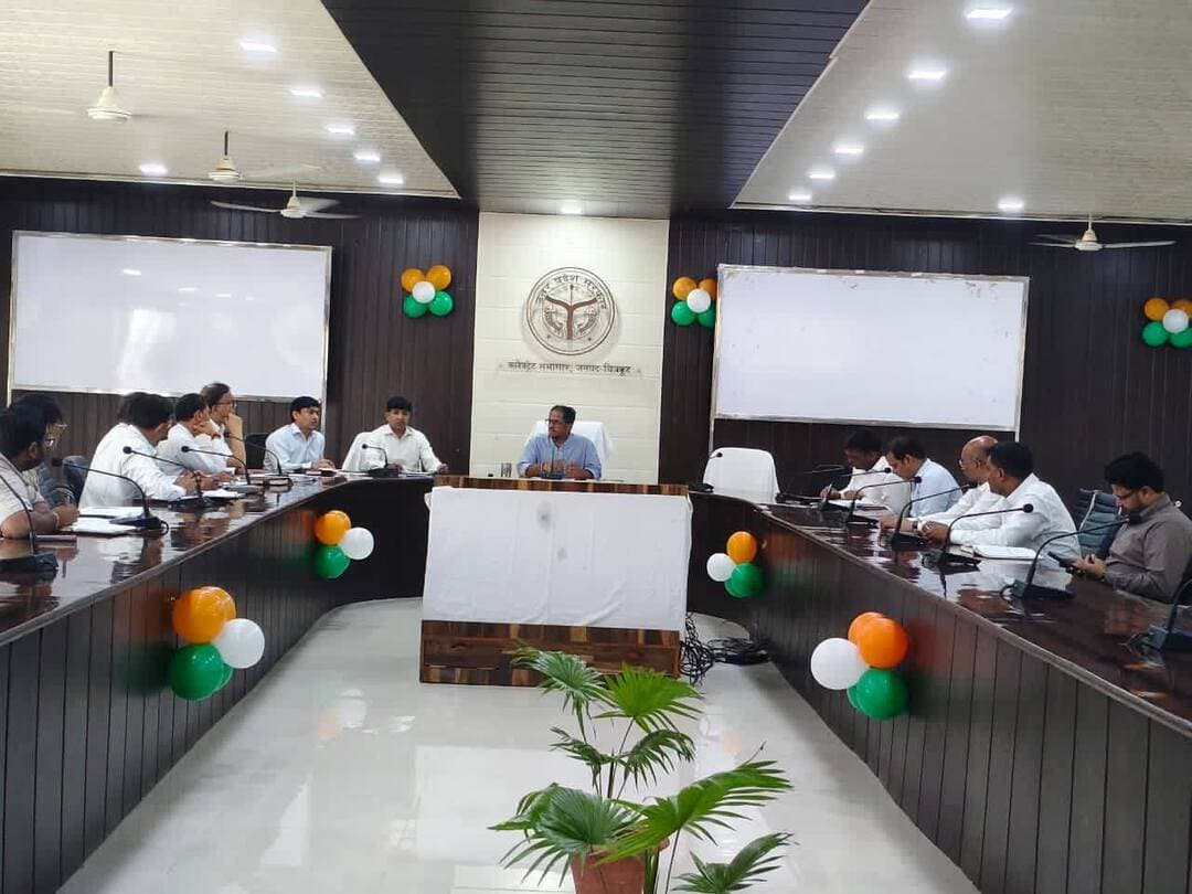बाढ़ से क्षतिग्रस्त सड़कों एवं पुलियों की मरम्मत कार्य में तेजी लाएं- जिलाधिकारी
जिलाधिकारी पुलकित गर्ग की अध्यक्षता में जनपद में बाढ़ से प्रभावित सड़कों एवं पुलियों के संबंध में समीक्षा बैठक कलेक्ट्रेट सभागार में संपन्न हुई। बैठक में जिलाधिकारी ने संबंधित विभागों से बाढ़ से क्षतिग्रस्त सड़कों एवं पुलियों की संख्या, मरम्मत कार्य की प्रगति तथा पूर्ण किए गए कार्यों की जानकारी ली।
लोक निर्माण विभाग प्रांतीय खंड द्वारा अवगत कराया गया कि जनपद में बाढ़ से कुल 18 सड़कें क्षतिग्रस्त हुई हैं, जिनमें से 14 सड़कों को मोटरेबल करा दिया गया है तथा उन पर आवागमन संचालित हो रहा है। शेष चार सड़कों का कार्य भी कल तक पूर्ण करा लिया जाएगा।
लोक निर्माण विभाग निर्माण खंड-1 द्वारा बताया गया कि बाढ़ के कारण 39 सड़कें/पुलिया क्षतिग्रस्त हुई हैं, जिनमें से 16 पर कार्य पूर्ण करा लिया गया है। इसके अतिरिक्त 10 ब्रीच में से 8 ब्रीच को ठीक करा दिया गया है तथा शेष 2 ब्रीच का कार्य तीन दिवस के भीतर पूर्ण करा लिया जाएगा। जिलाधिकारी ने निर्देश दिए कि क्षतिग्रस्त सड़कों एवं पुलियों के लिए स्पेशल रिपेयर का प्रस्ताव तैयार कर शीघ्र मुख्यालय को प्रेषित किया जाए।
जिला पंचायत द्वारा अवगत कराया गया कि बाढ़ से दो सड़कें क्षतिग्रस्त हुई थीं, जिनमें से एक सड़क की मरम्मत पूर्ण कराई जा चुकी है तथा दूसरी सड़क पर कार्य प्रगति पर है। जिलाधिकारी ने शेष कार्य को भी शीघ्र पूर्ण कराने के निर्देश दिए।
जिलाधिकारी ने एनएच-35 के अधिकारियों को निर्देशित किया कि भरतकूप एवं शिवरामपुर क्षेत्र में जलभराव की समस्या का तत्काल समाधान कराया जाए। उन्होंने कहा कि नगरपालिका के पास उपलब्ध सुपर शटर मशीन द्वारा जल निकासी कराई जाए। जलभराव के कारण क्षतिग्रस्त हुई सड़कों की भी प्राथमिकता के आधार पर मरम्मत कराकर आवागमन सुचारु रखा जाए।
इसी प्रकार जिलाधिकारी ने एनएच-731 के अधिकारियों को निर्देशित किया कि पहाड़ी में क्षतिग्रस्त एवं गड्ढायुक्त सड़क का तत्काल निरीक्षण कर आवश्यक मरम्मत कार्य कराया जाए, जिससे आमजन को आवागमन में किसी प्रकार की असुविधा न हो।
जिलाधिकारी ने सभी संबंधित अधिकारियों को निर्देशित किया कि बाढ़ से क्षतिग्रस्त सड़कों एवं पुलियों के मरम्मत कार्य में किसी भी प्रकार की लापरवाही न बरती जाए तथा निर्धारित समय-सीमा में कार्य पूर्ण कराकर आवागमन को सुगम एवं सुरक्षित बनाया जाए।
बैठक में मुख्य विकास अधिकारी डी.पी. पाल, अपर जिलाधिकारी नमामि गंगे स्वप्नील यादव सहित लोक निर्माण विभाग एवं संबंधित विभागों के अधिकारी-कर्मचारी उपस्थित रहे।