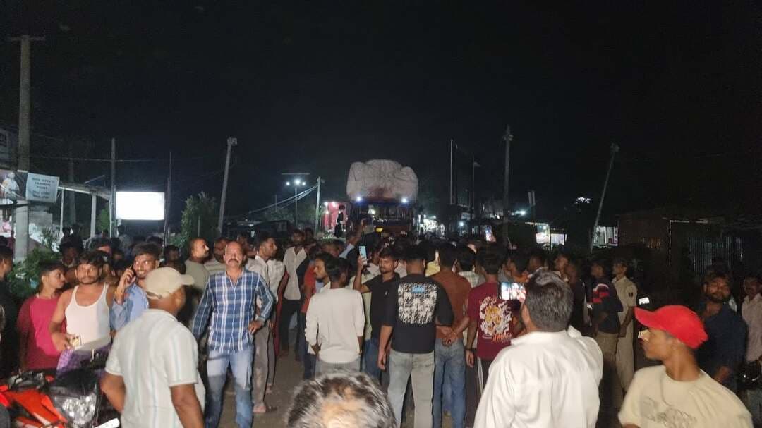 अभी-अभी अरेर में पुलिस की गाड़ी की टक्कर से बाइक सवार घायल, जुटी भीड़
अरेर थाना क्षेत्र के अरेर काली मंदिर के समीप सोमवार को पुलिस की गाड़ी की टक्कर से बाइक सवार युवक गंभीर रूप से घायल हो गया। घायल की पहचान भदुली गांव निवासी 30 वर्षीय लालू यादव के रूप में हुई है।
प्रत्यक्षदर्शियों के अनुसार, लालू यादव बाइक से अरेर से भदुली की ओर जा रहे थे। इसी दौरान पीछे से तेज रफ्तार में आ रही पुलिस की गाड़ी अनियंत्रित होकर उनकी बाइक में टक्कर मार दी। टक्कर इतनी जोरदार थी कि पुलिस वाहन बाइक सवार को टक्कर मारते हुए सड़क किनारे लगे बिजली पोल से जा टकराई, जिससे पोल टूट गया और वाहन पास स्थित घर की दीवार से जा भिड़ा।
घटना के बाद स्थानीय लोगों और प्रशासन की मदद से घायल लालू यादव को इलाज के लिए मधुबनी ले जाया गया है। इधर, घटना के बाद मौके पर लोगों की भीड़ जुट गई। आक्रोशित ग्रामीणों ने बेनीपट्टी-मधुबनी मुख्य सड़क को अरेर काली मंदिर के समीप कुछ देर के लिए जाम कर दिया। बाद में प्रशासन और स्थानीय लोगों की पहल पर ग्रामीणों को समझाकर सड़क जाम समाप्त कराया गया। फिलहाल घायल युवक के परिजन उसके इलाज में लगे हुए हैं। जबकि क्षतिग्रस्त पुलिस की गाड़ी खबर संकलन तक घटनास्थल पर ही थी।