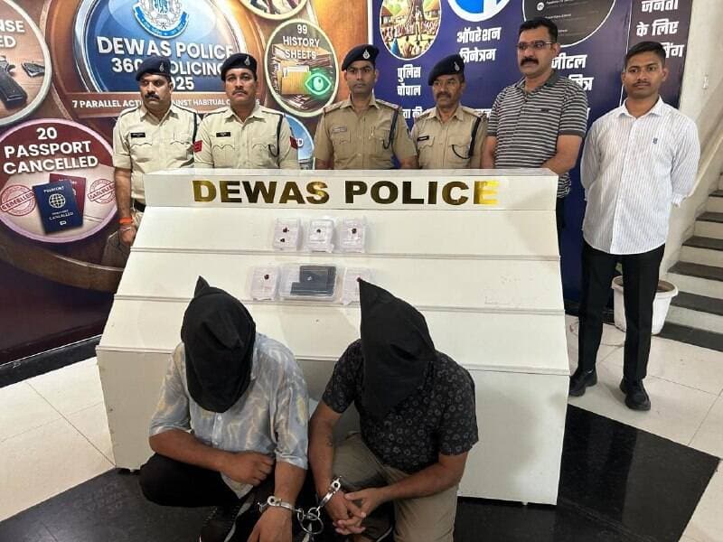 तांत्रिक क्रिया का झांसा देकर सोने के आभूषण ठगने वाले दो आरोपी गिरफ्तार
- 200 से अधिक सीसीटीवी कैमरों की पड़ताल, देवास से गुजरात और राजस्थान तक 3000 किमी पीछा कर पुलिस ने आरोपियों को दबोचा
अनोखा तीर, देवास। अंधविश्वास की आड़ में तांत्रिक क्रिया के नाम पर महिला से सोने के आभूषण ठगने वाले दो आरोपियों को देवास पुलिस ने आठ दिन में गिरफ्तार कर लिया। पुलिस ने आरोपियों के कब्जे से करीब 3 लाख रुपए कीमत के सोने के आभूषण सहित 3 मोबाइल फोन बरामद किए हैं। आरोपियों तक पहुंचने में 200 से अधिक सीसीटीवी कैमरों के फुटेज और तकनीकी साक्ष्यों की महत्वपूर्ण भूमिका रही। पुलिस टीम ने आरोपियों की तलाश में देवास से गुजरात और राजस्थान तक करीब 3000 किलोमीटर की पड़ताल की। पुलिस के अनुसार, 30 अगस्त को त्रिलोक नगर निवासी गीता प्रजापत ने सिविल लाइन थाने में रिपोर्ट दर्ज कराई थी कि आरोपियों ने घर की बाधा और तांत्रिक क्रिया के माध्यम से समस्या का समाधान करने का झांसा देकर पहले 2100 रुपए लिए। इसके बाद घर पहुंचकर तांत्रिक क्रिया के नाम पर सोने के आभूषण लिए और उन्हें लाल कपड़े की पोटली में बांधकर अगले दिन वापस करने की बात कही। महिला के मिश्रीलाल नगर पहुंचने पर आरोपियों ने कथित तांत्रिक क्रिया कर पोटली वापस कर दी। घर पहुंचकर पोटली खोलने पर उसमें से सोने के आभूषण गायब मिले। वापस मिश्रीलाल नगर पहुंचने पर आरोपियों के ठिकाने पर ताला लगा मिला।
फरियादिया की रिपोर्ट पर सिविल लाइन थाने में अपराध क्रमांक 482/2026, धारा 318(4) बीएनएस के तहत प्रकरण दर्ज कर जांच शुरू की गई। पुलिस अधीक्षक पुनीत गेहलोत के निर्देश पर अतिरिक्त पुलिस अधीक्षक शहर गजेंद्र सिंह वर्धमान के मार्गदर्शन एवं नगर पुलिस अधीक्षक सुमित अग्रवाल के निर्देशन में थाना प्रभारी सिविल लाइन विजय सिंह लोधी के नेतृत्व में विशेष टीम गठित की गई। पुलिस टीम ने घटनास्थल एवं आरोपियों की गतिविधियों से जुड़े 200 से अधिक सीसीटीवी कैमरों के फुटेज खंगाले। तकनीकी साक्ष्यों और मुखबिर सूचना के आधार पर पुलिस टीम अहमदाबाद पहुंची और जांच को आगे बढ़ाते हुए पाली एवं जोधपुर, राजस्थान तक पहुंची। करीब 3000 किलोमीटर की पड़ताल के बाद पुलिस ने आरोपियों की पहचान कर उन्हें अभिरक्षा में लिया। पूछताछ में आरोपियों ने अपने नाम प्रदीप पिता चंपालाल जोशी (36), निवासी पिपाड़ शहर, जिला जोधपुर तथा विनोद कुमार पिता कैलाशचंद्र जोशी (42), निवासी पिपाड़ शहर, जिला जोधपुर बताए। आरोपियों की निशानदेही पर पाली, राजस्थान स्थित विनोद कुमार के घर से महिला से ठगी किए गए संपूर्ण सोने के आभूषण बरामद किए गए।पुलिस ने आरोपियों के कब्जे से एक जोड़ी सोने के टॉप्स, एक जोड़ी कान की झुमकी, एक बड़ा मंगलसूत्र पेंडल, दो छोटे मंगलसूत्र पेंडल, 18 मोती (पारा) एवं तीन मोबाइल फोन सहित करीब 3 लाख रुपए का मश्रुका बरामद किया है। प्रकरण में अग्रिम वैधानिक कार्रवाई जारी है। इस कार्रवाई में थाना प्रभारी निरीक्षक विजय सिंह लोधी, उपनिरीक्षक लोकेश कुशवाह, संजय सौराष्ट्रीय, प्रधान आरक्षक पवन पटेल, सुनील देथलिया, आरक्षक हितेश कुशवाह तथा साइबर सेल से प्रधान आरक्षक सचिन चौहान एवं शिवप्रताप सिंह सेंगर का विशेष योगदान रहा।