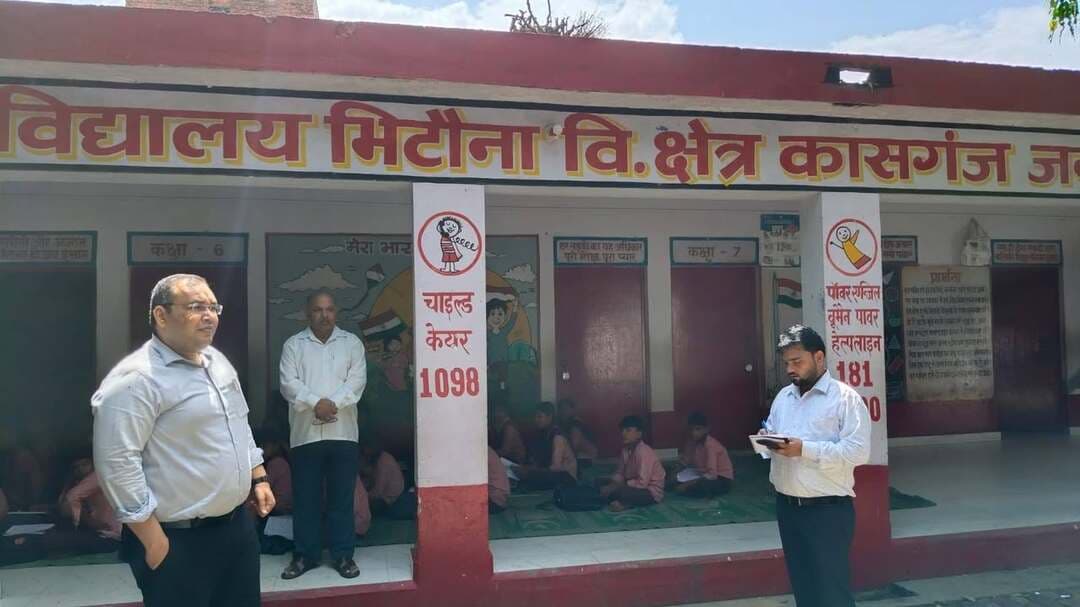 जिलाधिकारी ने प्राथमिक विद्यालय भिटौना व जूनियर हाईस्कूल का किया औचक निरीक्षण
शिक्षण व्यवस्था, स्वच्छता और मध्यान्ह भोजन की गुणवत्ता का लिया जायजा, बच्चों से किया संवाद
कासगंज, 07 सितंबर। जिलाधिकारी प्रणय सिंह ने सोमवार को प्राथमिक विद्यालय भिटौना एवं जूनियर हाईस्कूल का औचक निरीक्षण किया। इस दौरान उन्होंने विद्यालयों में संचालित शैक्षणिक गतिविधियों, स्वच्छता व्यवस्था, मध्यान्ह भोजन समेत अन्य व्यवस्थाओं का जायजा लिया।
निरीक्षण के दौरान जिलाधिकारी ने विद्यालय परिसर, कक्षाओं एवं अन्य व्यवस्थाओं का बारीकी से निरीक्षण किया। विद्यालय में साफ-सफाई की व्यवस्था संतोषजनक पाई गई तथा सभी शिक्षक उपस्थित मिले।
जिलाधिकारी ने बच्चों की शैक्षणिक गतिविधियों का अवलोकन किया और शिक्षकों को निर्देश दिए कि बच्चों को गुणवत्तापूर्ण शिक्षा उपलब्ध कराने के लिए नियमित रूप से विशेष प्रयास किए जाएं। उन्होंने प्रत्येक बच्चे की शैक्षणिक प्रगति पर व्यक्तिगत ध्यान देने पर जोर दिया।
इसके बाद जिलाधिकारी ने बच्चों को उपलब्ध कराए जा रहे मध्यान्ह भोजन की व्यवस्था और गुणवत्ता का निरीक्षण किया। भोजन निर्धारित मीनू के अनुसार तैयार पाया गया। जिलाधिकारी ने बच्चों से सीधे संवाद कर भोजन की गुणवत्ता तथा प्रतिदिन निर्धारित मीनू के अनुसार भोजन मिलने की जानकारी ली। बच्चों ने मध्यान्ह भोजन के संबंध में उन्हें जानकारी दी।
जिलाधिकारी ने शिक्षकों एवं विद्यालय स्टाफ को निर्देशित किया कि विद्यालय में स्वच्छता, अनुशासन और बेहतर शैक्षणिक वातावरण बनाए रखा जाए। उन्होंने कहा कि बच्चों की शिक्षा, स्वास्थ्य एवं पोषण शासन की प्राथमिकताओं में शामिल हैं। विद्यालय स्तर पर इन व्यवस्थाओं में किसी भी प्रकार की लापरवाही बर्दाश्त नहीं की जाएगी।
उन्होंने शिक्षकों से कहा कि बच्चों को गुणवत्तापूर्ण एवं रुचिकर शिक्षा देने के साथ उनकी नियमित उपस्थिति और शैक्षणिक प्रगति की समीक्षा की जाए, ताकि प्रत्येक बच्चे को बेहतर शिक्षा का अवसर मिल सके।