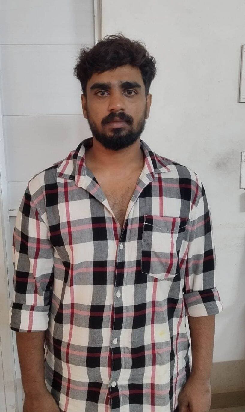 അമ്പലപ്പുഴ; ന്യത്ത പരിശീലകന് പോക്സോ കേസില് അറസ്റ്റിൽ . പുന്നപ്ര തെക്ക് പഞ്ചായത്ത് മൂന്നാം വാർഡ് അറവുകാട് ശ്രീ മംഗലം വീട്ടിൽ അനന്തൻ എസ്. മധു ( 29)വിനെയാണ് പുന്നപ്ര പൊലീസ് അറസ്റ്റ് ചെയ്തത്. ഇയാൾ അറവുകാട് നടത്തുന്ന ചിദംബരം ഡാൻസ് അക്കാഡമിയിൽ ന്യ ത്തം അഭ്യസിക്കാൻ എത്തിയ പ്രായപൂർത്തിയാകാത്ത പെൺകുട്ടികളിൽ ചിലര്ക്ക് നേരെ ലൈംഗിക അധിക്രമം കാട്ടിയെന്നാണ് പരാതി. രണ്ട് കുട്ടികളുടെ രക്ഷിതാക്കളാണ് ഇത് സംബന്ധിച്ച് പൊലീസില് മൊഴിനല്കിയത്. ഇയാൾ ബാംഗ്ലരൂര് അടക്കം പല സ്ഥലങ്ങളിലും ഒളിവില് കഴിഞ്ഞുവരുകയായിരുന്നു. അറസ്റ്റിലായ പ്രതിയെ റിമാന്റ് ചെയ്തു. സമീപജില്ലകളിലും ഇയാള്ക്കെതിരെ സമാനമായ പരാതിയുണ്ടെന്നാണ് പറയുന്നത്. ഇത് സംബന്ധിച്ചും പൊലീസ് കൂടുതല് അന്വേക്ഷണം നടത്തും. തെളിവെടുപ്പിനായി പ്രതിയെ കസ്റ്റഡിയില് വാങ്ങാന് പൊലീസ് കോടതിയില് അപേക്ഷ നല്കും. രക്ഷിതാക്കളുടെ പരാതിയില്
പ്രതിയെ പിടികൂടാത്തതിൽ യുവമോര്ച്ച പ്രാദേശിക നേതൃത്വം പുന്നപ്ര പൊലീസില് പരാതി നല്കിയിരുന്നു. പൊലീസ് സ്റ്റേഷന് മാർച്ചുൾപ്പടെയുള്ള പ്രതിഷേധപരിപാടികള് നടത്താന് തീരുമാനിച്ചെങ്കിലും സംഘടനനേതൃത്വം ഇടപെട്ട് ഒഴിവാക്കിച്ചതായും
ഒരു വിഭാഗത്തിനിടയില് ആരോപണം ഉയര്ന്നിട്ടുണ്ട്. പുന്നപ്രയില് സ്ത്രീവിരുദ്ധ പ്രവര്ത്തനം നടത്തിയെന്നാരോപിച്ച യുവതിയുടെ പരാതിയില് മണ്ഡലം നേത്യത്വം എടുത്ത നിലപാട് പോക്സോ കേസില് കാണിക്കാത്തത് അണികളില് എതിര്പ്പിന് വഴിയൊരുക്കിയിട്ടുണ്ട്.