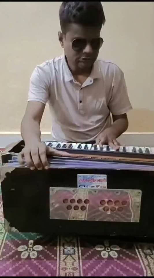 बताओ न मंत्री जी, कल्पना मिश्रा को न्याय दिलाने अब लोकगीत बना हथियार
रीवा संजय गांधी अस्पताल और स्वास्थ्य व्यवस्था पर खड़े हुए सवाल
तो सवालों पर बन गई लोकगीत ,
कलाकार रघुवीर शरण श्रीवास्तव ने गीत के माध्यम से स्वास्थ्य मंत्री से किया, सवाल ।"बताओ न मंत्री जी"
वीडियो सोशल मीडिया में वायरल हुआ है
कल्पना मिश्रा को न्याय दिलाने अब लोकगीत बना हथियार
शुक्ला जी की बोलती हो चुकी है बंद
जमकर टोल हो रही गीत
