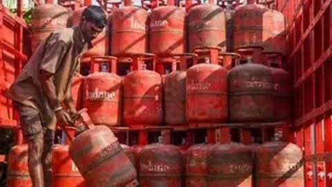 LPG गैस सिलेंडर बुकिंग का 45 दिन वाला नियम खत्म, अब 25 दिन में ही होगी बुकिंग।
दैनिक वीरधरा राजस्थान।
नई दिल्ली। केंद्र सरकार ने देश भर के घरेलू एलपीजी ग्राहकों के लिए एक बड़ा फैसला लिया है। अब ग्रामीण और शहरी दोनों क्षेत्रों में गैस सिलेंडर रीफिल की बुकिंग के बीच 25 दिनों का समान समय तय कर दिया गया है।
केंद्रीय पेट्रोलियम और प्राकृतिक गैस राज्य मंत्री सुरेश गोपी ने सोमवार को यह जानकारी दी।
सरकार के इस फैसले के तहत अब सभी घरेलू एलपीजी ग्राहकों को एक सिलेंडर बुक करने के बाद दूसरा सिलेंडर बुक करने के लिए कम से कम 25 दिन का इंतजार करना होगा।
पहले यह नियम केवल शहरी इलाकों में लागू था, जबकि ग्रामीण इलाकों में दो सिलेंडरों की बुकिंग के बीच 45 दिनों का अंतर तय किया गया था। अब ग्रामीण और शहरी इलाकों का यह अंतर पूरी तरह खत्म कर दिया गया है।
#lpg #gas