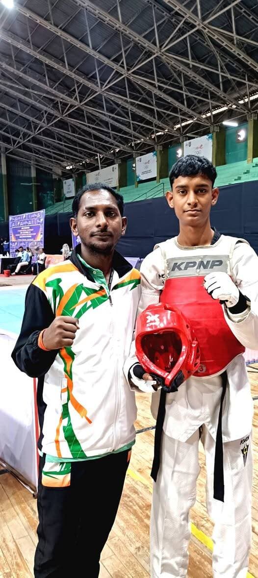 रियो डी जेनरियो ब्राजील जाने से एक कदम दूर शेखपुरा का हिमांशु।
राष्ट्रीय विद्यालय ताइक्वांडो में शानदार प्रदर्शन के बाद अंतरराष्ट्रीय ट्रायल के लिए चयन, बिहार की ओर से अंडर-52 किग्रा में दिखाएगा दम
शेखपुरा। जिले के युवा ताइक्वांडो खिलाड़ी हिमांशु कुमार ने अपनी प्रतिभा और मेहनत के दम पर अंतरराष्ट्रीय स्तर पर देश का प्रतिनिधित्व करने की दिशा में एक और बड़ा कदम बढ़ाया है। 69वीं राष्ट्रीय विद्यालय ताइक्वांडो प्रतियोगिता में उत्कृष्ट प्रदर्शन के आधार पर हिमांशु का चयन अंतरराष्ट्रीय ताइक्वांडो ट्रायल के लिए किया गया है।
हिमांशु आगामी 14 एवं 15 सितंबर को छत्तीसगढ़ में आयोजित होने वाले ट्रायल में बिहार की ओर से विद्यालय अंडर-17 बालक वर्ग के अंडर-52 किलोग्राम भार वर्ग में अपनी प्रतिभा का प्रदर्शन करेंगे। ट्रायल में चयनित खिलाड़ियों को भारतीय टीम में जगह मिलेगी। यही खिलाड़ी आगामी 2 से 4 दिसंबर 2026 को ब्राजील के रियो डी जेनरियो में आयोजित विद्यालय अंतरराष्ट्रीय ताइक्वांडो प्रतियोगिता में भारत का प्रतिनिधित्व करेंगे।
राष्ट्रीय मंच पर प्रदर्शन ने दिलाया मौका
हिमांशु के अंतरराष्ट्रीय ट्रायल के लिए चयन की जानकारी ताइक्वांडो एसोसिएशन ऑफ शेखपुरा के सचिव-सह-राष्ट्रीय कोच कुन्दन कुमार ने दी। उन्होंने बताया कि स्कूल गेम्स फेडरेशन ऑफ इंडिया की ओर से जारी पत्र के माध्यम से हिमांशु के ट्रायल के लिए नामांकित होने की जानकारी मिली है।
कुन्दन कुमार ने कहा कि राष्ट्रीय विद्यालय प्रतियोगिता में हिमांशु ने जिस तरह का प्रदर्शन किया, उसी के आधार पर उसे अंतरराष्ट्रीय ट्रायल का अवसर मिला है। उन्होंने विश्वास जताया कि हिमांशु अपनी मेहनत, अनुशासन और खेल कौशल के बल पर ट्रायल में भी शानदार प्रदर्शन करेगा और भारतीय टीम में जगह बनाने में सफल होगा।
शेखपुरा के छोटे गांव से अंतरराष्ट्रीय मंच तक का सफर
हिमांशु कुमार मठोकर गांव निवासी अनुरुद्ध कुमार और रेणु देवी के पुत्र हैं। वर्तमान में वह हथियावा कॉलेज, शेखपुरा में कक्षा 11वीं के छात्र हैं। सीमित संसाधनों के बीच लगातार अभ्यास और प्रतियोगिताओं में बेहतर प्रदर्शन करते हुए हिमांशु ने जिले के युवा खिलाड़ियों के सामने एक मिसाल पेश की है।
अब हिमांशु के सामने सबसे बड़ी चुनौती अंतरराष्ट्रीय ट्रायल में अपना सर्वश्रेष्ठ प्रदर्शन करने की है। यदि वह ट्रायल में सफल रहता है, तो शेखपुरा का यह होनहार खिलाड़ी रियो डी जेनरियो में भारत की जर्सी पहनकर अंतरराष्ट्रीय प्रतियोगिता में उतर सकता है।
कोच कुन्दन कुमार की भूमिका भी अहम
हिमांशु की इस उपलब्धि के पीछे उसके निरंतर अभ्यास और परिवार के सहयोग के साथ-साथ प्रशिक्षकों का मार्गदर्शन भी महत्वपूर्ण रहा है। ताइक्वांडो एसोसिएशन ऑफ शेखपुरा के सचिव-सह-राष्ट्रीय कोच कुन्दन कुमार ने खिलाड़ी को लगातार प्रशिक्षण और प्रतियोगितात्मक स्तर पर तैयार करने में महत्वपूर्ण भूमिका निभाई है।
कुन्दन कुमार के मार्गदर्शन में हिमांशु ने राष्ट्रीय स्तर पर अपनी क्षमता साबित की और अब अंतरराष्ट्रीय टीम में जगह बनाने के लिए चुनौती पेश करने जा रहा है। कोच का कहना है कि हिमांशु में आगे बढ़ने की पूरी क्षमता है और उसे सही अवसर एवं निरंतर मेहनत का लाभ जरूर मिलेगा।
जिले के खेल जगत में खुशी
हिमांशु कुमार के अंतरराष्ट्रीय ट्रायल के लिए चयन पर शेखपुरा के खेल जगत में खुशी का माहौल है। जिला खेल पदाधिकारी सुमन, जिला खेल प्रभारी राकेश कुमार, राजनंदन शर्मा, विशाल कुमार, ताइक्वांडो एसोसिएशन ऑफ शेखपुरा के वरिष्ठ सदस्य श्रवण सिन्हा, अध्यक्ष रंजीत कुमार, उपाध्यक्ष आशीष कुमार, सचिव-सह-राष्ट्रीय खिलाड़ी शेखर सुमन, राष्ट्रीय वरीय खिलाड़ी खुशबू कुमारी (अंतरराष्ट्रीय खिलाड़ी), हर्ष उज्ज्वल, आशीष कुमार, ट्रेजर मानव कुमार, प्रशिक्षक राज, साक्षी, कसक, सदस्य शब्बीर हुसैन, विनीता कुमारी, सुप्रिया कुमारी सहित जिले के खेल प्रेमियों ने हिमांशु को ट्रायल में सफलता के लिए अग्रिम शुभकामनाएं दी हैं।
सभी ने उम्मीद जताई कि हिमांशु ट्रायल में शानदार प्रदर्शन कर भारतीय टीम में अपनी जगह बनाएगा और रियो डी जेनरियो में भारत, बिहार और शेखपुरा का नाम रोशन करेगा।
अब निगाहें छत्तीसगढ़ ट्रायल पर
राष्ट्रीय प्रतियोगिता में प्रदर्शन के बाद अंतरराष्ट्रीय मंच तक पहुंचने का मौका हासिल कर चुके हिमांशु के लिए 14-15 सितंबर का ट्रायल बेहद महत्वपूर्ण है। पूरे शेखपुरा की नजर अब उसके प्रदर्शन पर है। जिले के खेलप्रेमियों को उम्मीद है कि यह युवा खिलाड़ी अपनी मेहनत और आत्मविश्वास के दम पर भारतीय टीम में जगह बनाकर “शेखपुरा से रियो डी जेनरियो” तक का शानदार सफर तय करेगा।
