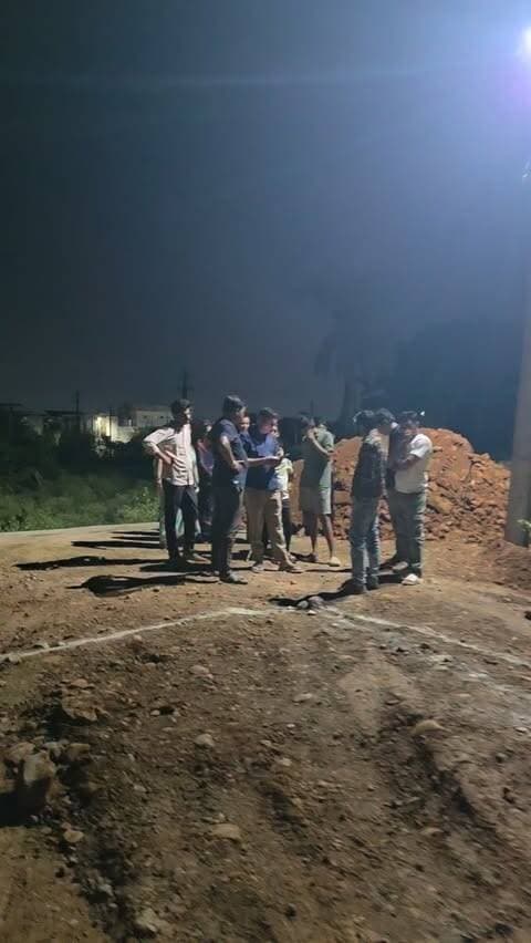 रोड जाम कर कॉलोनी के लोगो की बाड़ाबंदी की, क्षेत्रवासी परेशान।
दैनिक वीरधरा राजस्थान।
चित्तौड़गढ़। शहर के उपनगरीय क्षेत्र सेन्थी के अरिहंत विहार में सोमवार शाम को कुछ सरकारी कर्मचारियों द्वारा सरकारी नियम कानून को ताक में रखते हुए तानाशाही का मामला सामने आया।
जानकारी के अनुसार वार्ड 25 अरिहंत विहार में दो सड़को के बीच छुटी हुई गार्डन की जमीन विवाद का कारण बनी हुई है, जहा इसी कॉलोनी में पीछे रहने वाले लोगो की मांग है कि हमें ओर निर्माण सामग्री ले जाने वाले बड़े वाहनों को जाने आने के लिए 30 फिट रोड दिया जाए लेकिन उसी कॉलोनी में आगे रहने वाले कुछ लोग उस रोड को भी निजी बताते हुए आये दिन पीछे जाने वाले वाहनों को रोकते रहते है और इधर से निकलने वालो के साथ अभद्रता करते रहते है।
सोमवार को मिट्टी का डंपर आ रहा था तो उसे रेलवे कर्मी सुरेश टांक, यूनियन बैंककर्मी राधेश्याम गुर्जर, शिवलाल चौबीसा नगरपालिका कर्मचारी ओर जितेंद्र आडवाणी निजी फाइनेंस कर्�