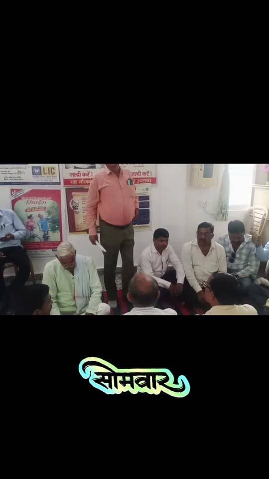 🚨 कैशियर के रवैये से नाराज एलआईसी एजेंट, कार्य बहिष्कार कर धरने पर बैठे!
📍 जसवंतनगर। एलआईसी शाखा जसवंतनगर में कैशियर अभिग सिंह के रवैये से नाराज 50 से अधिक एजेंटों ने सोमवार को कार्य बहिष्कार कर धरना दिया।
एजेंटों का आरोप है कि उनकी समस्याओं को गंभीरता से नहीं सुना जाता और बातचीत के दौरान उचित व्यवहार नहीं किया जाता। कई बार शिकायत के बावजूद समाधान न होने पर एजेंटों ने सामूहिक विरोध किया।
धरने में मनोज कुमार झा, दिलीप कुमार, रामवीर सिंह, मुकेश कुमार, ओम प्रकाश यादव, राकेश कुमार, धर्मेंद्र कुमार यादव, शैलेंद्र कुमार, राजमेश कुमार यादव, राधेश्याम, जितेंद्र कुमार, विनोद बाबू, देवेंद्र कुमार, सुमन, जूली, सहदेव सिंह और सूरज सिंह यादव समेत 50 से अधिक एजेंट मौजूद रहे।
✊ एजेंटों ने मामले की जांच कर समस्याओं का समाधान और उचित कार्रवाई की मांग की है। विरोध के चलते शाखा में काफी देर तक गहमागहमी का माहौल रहा।
📢 आपके क्षेत्र की खबरों के लिए जुड़े रहें — DPS Channel
#जसवंतनगर #इटावा #LIC #DPSChannel #स्थानीय_खबर