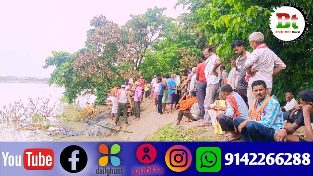 बछवाड़ा प्रखंड स्थित झमटिया श्मशान घाट पर गंगा का जलस्तर बढ़ने से दाह संस्कार करने में परेशानी हो रही है। लोग मजबूरन बांध के किनारे अंतिम संस्कार कर रहे हैं।
गंगा का पानी अपने उच्चतम स्तर को पार कर गया है, जिससे चारों ओर जलमग्न हो गया है। श्मशान घाट में जगह नहीं बची है, इसलिए लोगों को बांध के ऊपरी हिस्से में ही अंतिम संस्कार करना पड़ रहा है।
दस साल पहले झमटिया गंगा घाट पर लाखों रुपये खर्च करके शवदाह गृह बनाए गए थे। लेकिन, इनका कभी उद्घाटन नहीं हुआ और अब ये खंडहर बन चुके हैं। इससे लोगों को अंतिम संस्कार के लिए भटकना पड़ता है। गंगा का जलस्तर बढ़ने से अब हालात और खराब हो गए हैं।
अंतिम संस्कार के लिए आए विभूतिपुर प्रखंड के महेशी गांव निवासी अरविंद राय, प्रभात कुमार, प्रवीण कुमार और दलसिंहसराय प्रखंड के खेसराहा गांव निवासी भुवनेश्वर कुमार ने अपनी परेशानी बताई। उन्होंने कहा कि गंगा का जलस्तर बढ़ने के कारण उन्हें मजबूरन बांध पर संस्कार करना पड़ रहा है। यहां तक कि खड़े होने की भी जगह नहीं मिलती। उनका कहना था कि अगर झमटिया श्मशान घाट पर शवदाह गृह बने होते, तो लोगों को इतनी दिक्कत नहीं होती।
श्मशान घाट पर मौजूद प्रकाश मल्लिक ने बताया कि गंगा का जलस्तर बढ़ने से दाह संस्कार की संख्या कम हो गई है। पहले जहां दिन भर में 20 से 25 शव आते थे, अब सिर्फ 8 से 10 ही आ रहे हैं। उन्होंने कहा कि जगह की कमी के कारण लोगों को परेशानी हो रही है। अगर सरकारी स्तर पर श्मशान घाट की व्यवस्थाएं ठीक कर दी जाएं, तो बेहतर होगा।
स्थानीय निवासी विकास कुमार ने बताया कि लाखों रुपये खर्च कर शवदाह गृह बनाए गए थे। लेकिन, आज तक उनका उद्घाटन नहीं हुआ और वहां एक भी अंतिम संस्कार नहीं हो पाया है।
लेकिन क्षेत्र के सांसद, विधायक या अन्य जनप्रतिनिधि और पदाधिकारी इन मूलभूत समस्याओं पर कोई पहल नहीं करते हैं।