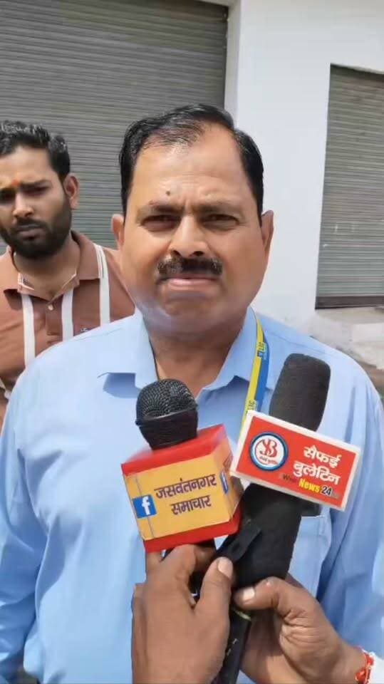 🚨 कैशियर के रवैये से नाराज एलआईसी एजेंट, कार्य बहिष्कार कर धरने पर बैठे!
📍 जसवंतनगर। एलआईसी शाखा जसवंतनगर में कैशियर अभिग सिंह के रवैये से नाराज 50 से अधिक एजेंटों ने सोमवार को कार्य बहिष्कार कर धरना दिया।
एजेंटों का आरोप है कि उनकी समस्याओं को गंभीरता से नहीं सुना जाता और बातचीत के दौरान उचित व्यवहार नहीं किया जाता। कई बार शिकायत के बावजूद समाधान न होने पर एजेंटों ने सामूहिक विरोध किया।
धरने में मनोज कुमार झा, दिलीप कुमार, रामवीर सिंह, मुकेश कुमार, ओम प्रकाश यादव, राकेश कुमार, धर्मेंद्र कुमार यादव, शैलेंद्र कुमार, राजमेश कुमार यादव, राधेश्याम, जितेंद्र कुमार, विनोद बाबू, देवेंद्र कुमार, सुमन, जूली, सहदेव सिंह और सूरज सिंह यादव समेत 50 से अधिक एजेंट मौजूद रहे।
✊ एजेंटों ने मामले की जांच कर समस्याओं का समाधान और उचित कार्रवाई की मांग की है। विरोध के चलते शाखा में काफी देर तक गहमागहमी का माहौल रहा।
📢 आपके क्षेत्र की खबरों के लिए जुड़े रहें — DPS Channel
#जसवंतनगर #इटावा #LIC #DPSChannel #स्थानीय_खबर