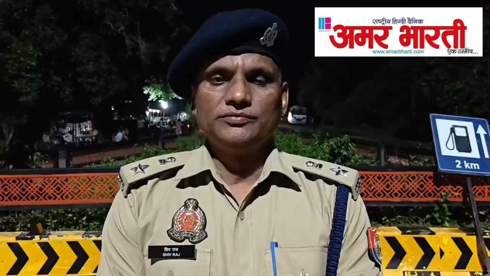 *बाँदा - भदई अमावस्या पर चित्रकूट जाने वाले श्रद्धालुओं के लिए रूट डायवर्जन लागू, एएसपी ने किया निरीक्षण*
*बाँदा।* भाद्रपद अमावस्या (भदई अमावस्या) स्नान पर्व के दृष्टिगत जनपद चित्रकूट में लाखों श्रद्धालुओं की भीड़ को देखते हुए बाँदा पुलिस ने यातायात व्यवस्था के लिए डायवर्जन लागू किया है।
अपर पुलिस अधीक्षक बाँदा शिवराज ने आज जनपद में विभिन्न डायवर्जन प्वाइंटों का स्थलीय निरीक्षण किया और यातायात पुलिस को सुचारू व्यवस्था बनाए रखने के निर्देश दिए।
*एएसपी ने बताया डायवर्जन प्लान -*
एएसपी शिवराज ने जानकारी देते हुए बताया कि 7 सितंबर से चित्रकूट के लिए पैदल श्रद्धालुओं का जाना शुरू हो गया है। 8 और 9 सितंबर को बाँदा से चित्रकूट मार्ग पर भारी भीड़ रहेगी।
> _"लगभग एक लाख श्रद्धालु बाँदा, मटौंध, भूरागढ़, बाँदा, खुरहंड, अतर्रा, बदौसा, चित्रकूट मार्ग पर रहेंगे।"_
*इन मार्गों पर भारी वाहनों पर रोक -*
1. महोबा किरवी से मटौंध-भूरागढ़ मार्ग पर सभी प्रकार के भारी वाहनों पर प्रतिबंध।
2. बाँदा से खुरहंड-बदौसा-चित्रकूट मार्ग पर भारी वाहन और बसें प्रतिबंधित।
*ये मार्ग खुले रहेंगे -*
बुंदेलखंड एक्सप्रेसवे, बाँदा-बेंदा घाट मार्ग, चिल्ला रोड, बाँदा-नरैनी-कालिंजर मार्ग आम दिनों की तरह सभी वाहनों के लिए खुला रहेगा।
एएसपी ने अपील की है कि चित्रकूट जाने वाले छोटे चार पहिया वाहन बुंदेलखंड एक्सप्रेसवे या बिसंडा पहाड़ी मार्ग का प्रयोग करें। वहीं पैदल जा रहे श्रद्धालु बाँदा-खुरहंड-चित्रकूट मार्ग से ही जाएं, जहां पर्याप्त पुलिस बल तैनात किया गया है।