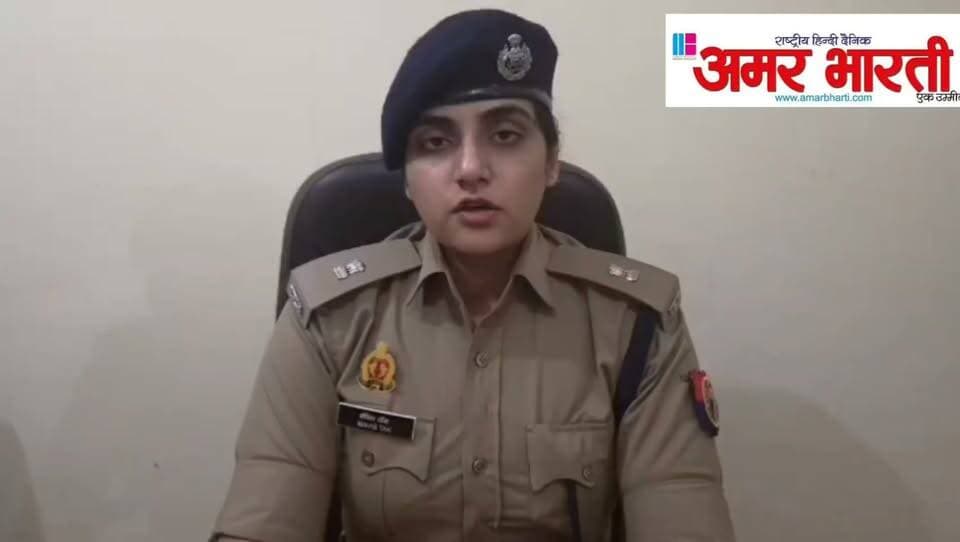 *बाँदा - तिंदवारी रोड पर हीरो शोरूम में लगी भीषण आग, फायर ब्रिगेड ने पाया काबू*
*बाँदा।* आज दिनांक 07.08.2026 को सुबह करीब 09 बजे थाना कोतवाली नगर क्षेत्र के तिंदवारी रोड पर स्थित हीरो के शोरूम में अचानक आग लग गई। आग लगने से इलाके में हड़कंप मच गया।
सूचना मिलते ही मौके पर फायर टेंडर और स्थानीय कोतवाली नगर पुलिस पहुंची और कड़ी मशक्कत के बाद आग पर काबू पा लिया गया। गनीमत रही कि इस हादसे में *किसी प्रकार की जनहानि नहीं हुई है।*
फिलहाल आग लगने के कारणों का पता लगाया जा रहा है। शॉर्ट सर्किट से आग लगने की आशंका जताई जा रही है।
इस संबंध में *सहायक पुलिस अधीक्षक / क्षेत्राधिकारी नगर मेविस टॉक* ने बताया कि आग पर पूरी तरह काबू पा लिया गया है और मामले की जांच की जा रही है।