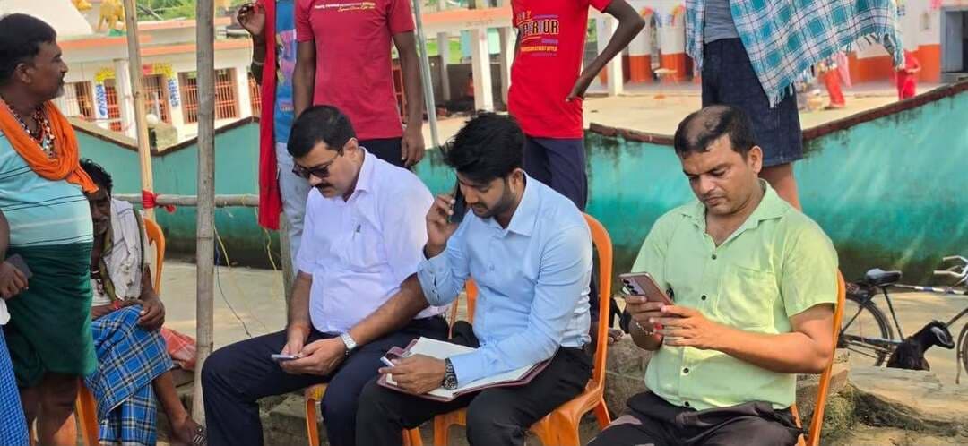 जिला पदाधिकारी महोदय के निर्देशानुसार आज बाढ़ से प्रभावित गोपालपुर पंचायत, बाबा गौरी शंकर मंदिर एवं कटेहर गाँव का जिला परिवहन पदाधिकारी सह वरीय प्रभारी पदाधिकारी, सूर्यगढ़ा प्रखंड एवं सहयोगी अधिकारी जिला कल्याण पदाधिकारी द्वारा भ्रमण कर राहत एवं बचाव कार्यों तथा प्रभावित लोगों के लिए की गई व्यवस्थाओं का जायजा लिया गया।
अधिकारियों एवं कर्मियों को निर्देशित किया गया कि प्रभावित लोगों को समयबद्ध, बेहतर एवं उत्कृष्ट सेवा उपलब्ध कराई जाए तथा राहत कार्यों में किसी प्रकार की कमी नहीं रहने दी जाए।
इस दौरान आमजनों द्वारा जिला प्रशासन की ओर से की गई व्यवस्थाओं एवं राहत कार्यों की सराहना की गई तथा प्रशासन को हर संभव सहयोग प्रदान करने का आश्वासन दिया गया।
जिला परिवहन पदाधिकारी द्वारा आमजनों को आश्वस्त किया गया कि जिला प्रशासन पूरी तरह से उनके साथ खड़ा है तथा बाढ़ एवं आपदा की इस परिस्थिति में प्रभावित लोगों को हरसंभव सहायता उपलब्ध कराने के लिए प्रशासन तत्पर है।
उन्होंने आमजनों से अपील की कि आपदा की स्थिति में किसी भी प्रकार की अफवाहों पर ध्यान न दें और केवल जिला प्रशासन एवं अधिकृत पदाधिकारियों द्वारा दी गई प्रमाणिक जानकारी पर ही भरोसा करें। किसी भी आवश्यक सूचना अथवा सहायता के लिए प्रशासन द्वारा उपलब्ध कराए गए आधिकारिक माध्यमों का ही उपयोग करें।