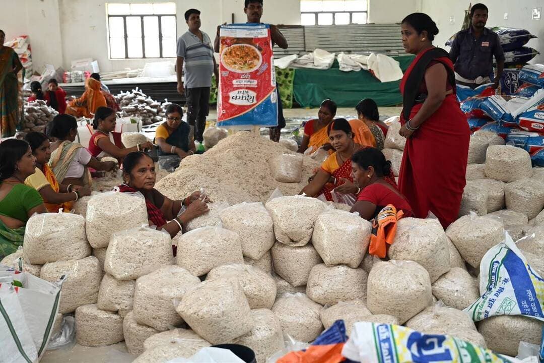 प्रेस विज्ञप्ति
जिला जनसंपर्क कार्यालय, लखीसराय।
आज दिनांक 07.09.2026 को प्रभारी सचिव, लखीसराय जिला श्री कंवल तनुज द्वारा बाढ़ की तैयारियों का जायजा लिया गया तथा लखीसराय जिला अंतर्गत बाढ़ की स्थिति से निपटने हेतु की जा रही तैयारियों की समीक्षा सम्राट अशोक भवन, लखीसराय में की गई।
समीक्षा के क्रम में सम्राट अशोक भवन परिसर में तैयार किए जा रहे खाद्य पैकेटों की पैकेजिंग का भी निरीक्षण किया गया। खाद्य पैकेटों की गुणवत्ता, मात्रा, पैकेजिंग एवं सुरक्षित भंडारण की व्यवस्था का जायजा लिया गया तथा आवश्यक निर्देश दिए गए।
प्रभारी सचिव ने सभी संबंधित पदाधिकारियों को आपसी समन्वय के साथ कार्य करते हुए बाढ़ की संभावित स्थिति में त्वरित एवं प्रभावी राहत व्यवस्था सुनिश्चित करने का निर्देश दिया।
निरीक्षण के दौरान जिला पदाधिकारी श्री शैलेंद्र कुमार, अपर समाहर्ता श्री नीरज कुमार, उप विकास आयुक्त श्री सुमित कुमार, अनुमंडल पदाधिकारी श्री प्रभाकर कुमार सहित अन्य पदाधिकारी उपस्थित रहे।