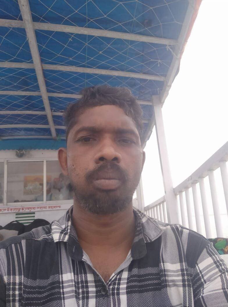 *কেরালা থেকে কফিনবন্দি হয়ে ফিরল ঘরের ছেলে! ১৪ বছর পর ভিনরাজ্যে মৃত্যু সাগরের পরিযায়ী শ্রমিকের*
অমিত মণ্ডল, সাগর:
পরিবারের মুখে হাসি ফোটাতে কেরালায় পাড়ি দিয়েছিলেন। দীর্ঘ ১৪ বছর ধরে সেখানেই চলছিল হাড়ভাঙা খাটুনি। কিন্তু আচমকাই সব শেষ! কেরালায় কাজ করতে গিয়ে অকাল মৃত্যু হলো সাগরের এক যুবকের। তাঁর নিথর দেহ গ্রামে এসে পৌঁছাতেই কান্নায় ভেঙে পড়লেন পরিজনরা, শোকে স্তব্ধ গোটা মনসা দ্বীপ এলাকা।
মৃত পরিযায়ী শ্রমিকের নাম সুব্রত ভূঁইয়া (৩৮)। তাঁর বাড়ি সাগরের মনসা দ্বীপ এলাকায়।
গত প্রায় ১৪ বছর ধরে তিনি কেরালার তালেশ্বরীতে একটি ঠিকাদারি সংস্থায় নির্মাণ শ্রমিকের কাজ করতেন। পরিবার সূত্রে জানা গিয়েছে, এক সপ্তাহ আগে কাজ চলাকালীন আচমকাই পেট ও বুকে তীব্র ব্যথা অনুভব করেন সুব্রত। তড়িঘড়ি তাঁকে স্থানীয় একটি হাসপাতালে ভর্তি করা হয়। চিকিৎসাধীন অবস্থায় তাঁর শারীরিক অবস্থার চরম অবনতি হতে থাকে এবং শেষ পর্যন্ত গত ৪ সেপ্টেম্বর হাসপাতালেই তাঁর মৃত্যু হয়।
পরিবারের একমাত্র উপার্জনকারী সদস্য ছিলেন সুব্রত। তাঁকে অকালে হারিয়ে আজ আক্ষরিক অর্থেই অথৈ জলে পড়েছেন তাঁর স্ত্রী সুষমা ভূঁইয়াসহ পরিবারের অন্যান্য সদস্যরা।
গ্রামে সুব্রতর নিথর দেহ এসে পৌঁছাতেই শেষবারের মতো ঘরের ছেলেকে দেখতে ভিড় জমান গোটা গ্রামের মানুষ।