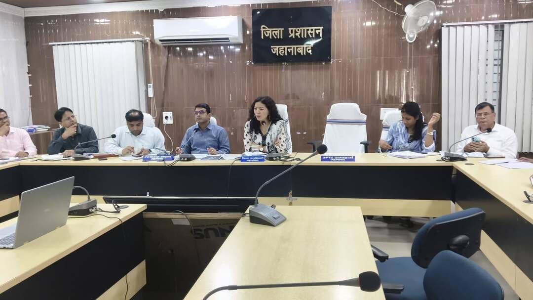 10 सितंबर तक गणना खंड दिशा प्रविष्टि कार्य पूरा करने का निर्देश
जहानाबाद। जिला पदाधिकारी छिरिङ वाई भूटिया ने सोमवार को वीडियो कॉन्फ्रेंसिंग के माध्यम से जिले के सभी प्रखंड विकास पदाधिकारियों के साथ गणना खंड (इन्यूमरेशन ब्लॉक) दिशा प्रविष्टि कार्य की समीक्षा की। बैठक में उप विकास आयुक्त एवं जिला पंचायत राज पदाधिकारी भी उपस्थित रहे।
समीक्षा के दौरान जिला पदाधिकारी ने प्रखंडवार कार्य की प्रगति की जानकारी ली। राज्य निर्वाचन आयोग, बिहार के सात सितंबर के ड्रिल-डाउन प्रतिवेदन के अनुसार जिले में अब तक 44.48 प्रतिशत गणना खंड दिशा प्रविष्टियां दर्ज की गई हैं। इस पर जिला पदाधिकारी ने कार्य में तेजी लाने का निर्देश दिया।
उन्होंने कहा कि शेष लंबित कार्य को अभियान मोड में संचालित करते हुए 10 सितंबर 2026 से पूर्व शत-प्रतिशत पूरा करना सुनिश्चित करें। संबंधित पदाधिकारियों और कर्मियों के बीच बेहतर समन्वय स्थापित कर कार्य में तेजी लाने तथा नियमित समीक्षा एवं निगरानी करने का निर्देश दिया गया।
जिला पदाधिकारी ने स्पष्ट किया कि निर्धारित समय-सीमा के भीतर गणना खंड दिशा प्रविष्टि कार्य की शत-प्रतिशत पूर्णता सर्वोच्च प्राथमिकता है। उन्होंने सभी संबंधित पदाधिकारियों एवं कर्मियों से तत्परता के साथ कार्य करते हुए निर्धारित लक्ष्य हासिल करने को कहा।