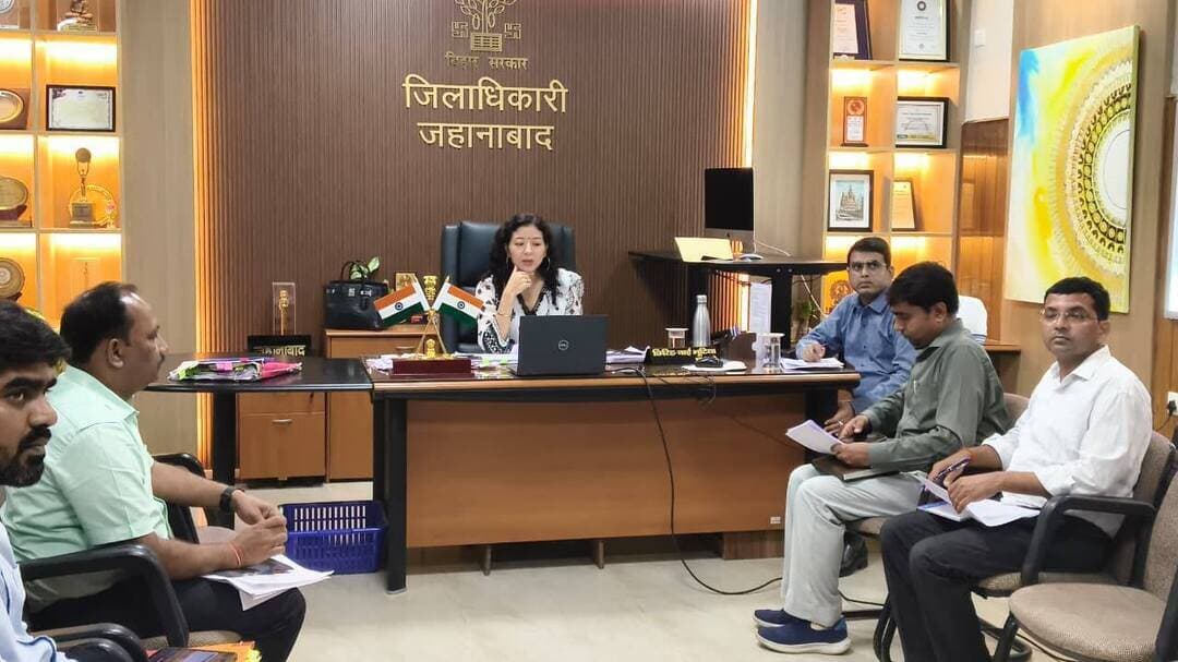 प्रधानमंत्री सूर्यघर योजना में तेजी के निर्देश, दो दिनों में ऋण वितरण सुनिश्चित करने को कहा
जहानाबाद। प्रधानमंत्री सूर्यघर मुफ्त बिजली योजना की प्रगति को लेकर सोमवार को जिला पदाधिकारी छिरिङ वाई भूटिया की अध्यक्षता में समीक्षात्मक बैठक आयोजित की गई। बैठक में योजना के तहत प्राप्त आवेदनों, ऋण स्वीकृति एवं वितरण, वेंडर चयन, एग्रीमेंट तथा सोलर पैनल अधिष्ठापन की स्थिति की समीक्षा की गई।
समीक्षा के दौरान बताया गया कि जिले में योजना के तहत अब तक 4,490 आवेदन प्राप्त हुए हैं। इनमें 348 आवेदकों ने ऋण के लिए आवेदन किया है, जबकि 138 ऋण आवेदन प्रक्रियाधीन हैं। प्रक्रियाधीन आवेदनों में पीएनबी के 51, एसबीआई के 42 तथा केनरा बैंक के 10 आवेदन शामिल हैं।
जिला पदाधिकारी ने संबंधित बैंकों को प्रक्रियाधीन ऋण आवेदनों का प्राथमिकता के आधार पर निष्पादन करते हुए दो दिनों के भीतर ऋण वितरण सुनिश्चित करने का निर्देश दिया। उन्होंने कहा कि ऋण प्रक्रिया में विलंब के कारण सोलर पैनल अधिष्ठापन का काम प्रभावित नहीं होना चाहिए।
उन्होंने सभी सूचीबद्ध वेंडरों को स्वीकृत एवं पात्र आवेदकों के घरों में सोलर पैनल लगाने के कार्य में तेजी लाने का निर्देश दिया। लंबित मामलों का शीघ्र निष्पादन करते हुए अधिकाधिक घरों को योजना से लाभान्वित करने को कहा गया।
जिला पदाधिकारी ने सभी कनीय विद्युत अभियंताओं (जेई) को प्रतिदिन नए आवेदन सृजित कराने के साथ आवेदकों द्वारा वेंडर चयन और एग्रीमेंट की प्रक्रिया भी समय पर पूरा कराने का निर्देश दिया। उन्होंने सभी संबंधित पदाधिकारियों, बैंकों एवं वेंडरों को आपसी समन्वय से कार्य करते हुए योजना की प्रगति तेज करने और अधिकाधिक पात्र उपभोक्ताओं को इसका लाभ दिलाने पर जोर दिया।