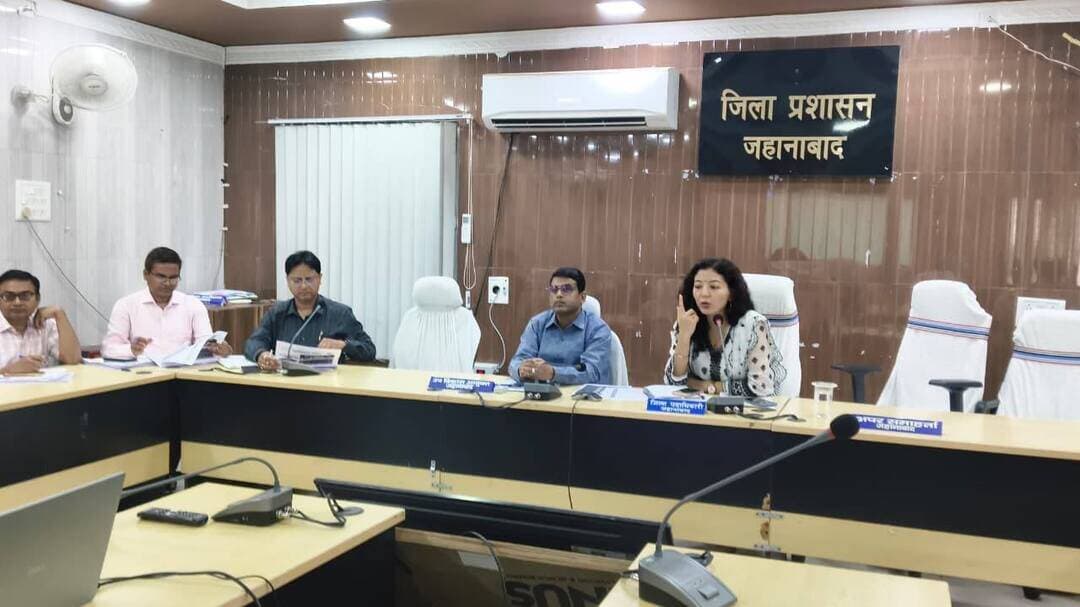 मनरेगा में मानव दिवस सृजन बढ़ाने का निर्देश, दो दिनों में तैयार होगी तीन माह की कार्ययोजना
जहानाबाद। वी.बी. जी-राम जी की प्रगति को लेकर सोमवार को जिला पदाधिकारी छिरिङ वाई भूटिया की अध्यक्षता में समीक्षात्मक बैठक आयोजित की गई। बैठक में उप विकास आयुक्त आदित्य कुमार पियूष समेत जिला स्तरीय पदाधिकारी उपस्थित रहे। वहीं, सभी प्रखंड विकास पदाधिकारी, प्रखंड पंचायत राज पदाधिकारी एवं बाल विकास परियोजना पदाधिकारी वीडियो कांफ्रेंसिंग के माध्यम से जुड़े।
बैठक में जिला पदाधिकारी ने सभी मनरेगा कार्यक्रम पदाधिकारियों से प्रखंडवार प्रस्तावित पौधारोपण की संख्या की जानकारी ली। उन्होंने अधिक से अधिक पौधारोपण सुनिश्चित करने का निर्देश दिया। इसके साथ ही प्रखंडवार मानव दिवस सृजन की प्रगति की विस्तृत समीक्षा की गई।
जिन प्रखंडों में मानव दिवस सृजन की प्रगति अपेक्षाकृत कम पाई गई, वहां की स्थिति पर जिला पदाधिकारी ने नाराजगी जताई। उन्होंने संबंधित मनरेगा कार्यक्रम पदाधिकारियों को मानव दिवस सृजन में तेजी लाने का निर्देश दिया, ताकि अधिक से अधिक श्रमिकों को रोजगार उपलब्ध कराया जा सके।
दो दिनों में देनी होगी कार्ययोजना
जिला पदाधिकारी ने सभी मनरेगा कार्यक्रम पदाधिकारियों को दो दिनों के भीतर सितंबर, अक्टूबर एवं नवंबर की विस्तृत कार्ययोजना तैयार कर पीपीटी के माध्यम से उपलब्ध कराने को कहा। कार्ययोजना में प्रत्येक प्रखंड में सृजित किए जाने वाले मानव दिवस की संख्या स्पष्ट रूप से दर्शाने का निर्देश दिया गया है। इसके आधार पर प्रखंडवार लक्ष्य निर्धारित कर नियमित अनुश्रवण किया जाएगा।
उन्होंने कहा कि योजनाओं का चयन इस प्रकार किया जाए, जिससे अधिकाधिक श्रमिकों को रोजगार मिले और मानव दिवस सृजन में वृद्धि हो। साथ ही, योजनाओं के क्रियान्वयन का प्रभाव धरातल पर स्पष्ट रूप से दिखाई देना चाहिए।