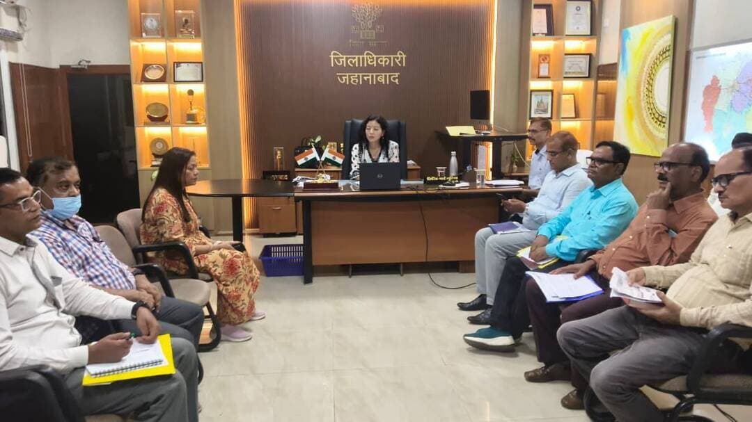 चिकित्सा आपके द्वार अभियान की धीमी रफ्तार पर डीएम ने जताई नाराजगी, लक्ष्य पूरा करने का निर्देश
स्वास्थ्य अभियानों की समीक्षा
जहानाबाद। ‘चिकित्सा आपके द्वार’, एनीमिया मुक्त बिहार एवं टीबी मुक्त भारत अभियान की प्रगति को लेकर सोमवार को जिला पदाधिकारी छिरिङ वाई भूटिया की अध्यक्षता में समीक्षा बैठक हुई। बैठक में स्वास्थ्य कार्यक्रमों के तहत प्रखंडवार जांच, उपचार, दवा वितरण और मरीजों के फॉलो-अप की स्थिति की समीक्षा की गई। डीएम ने सभी संबंधित पदाधिकारियों को निर्धारित लक्ष्य के अनुरूप काम करने और लापरवाही पर कार्रवाई की चेतावनी दी।
‘चिकित्सा आपके द्वार’ अभियान के तहत जिले के 173 हेल्थ फैसिलिटी सेंटरों में प्रति केंद्र 50 लोगों की जांच का लक्ष्य निर्धारित है। इसके अनुसार कुल 8,650 लोगों की हाइपरटेंशन, डायबिटीज, ओरल कैंसर, ब्रेस्ट कैंसर, सर्वाइकल कैंसर समेत अन्य गैर-संचारी रोगों की जांच की जानी है। समीक्षा में काको और मखदुमपुर प्रखंड का प्रदर्शन बेहतर पाया गया। वहीं, अन्य प्रखंडों में जांच की गति अपेक्षाकृत कम मिलने पर डीएम ने लक्ष्य के अनुरूप प्रगति बढ़ाने का निर्देश दिया। उन्होंने स्पष्ट किया कि निर्धारित लक्ष्य में सुधार नहीं होने पर नियमानुसार कार्रवाई की जाएगी।
इसके बाद एनीमिया मुक्त बिहार अभियान की समीक्षा की गई। बैठक में बताया गया कि विभिन्न प्रखंडों में चिन्हित एनीमिया मरीजों में करीब 41 प्रतिशत की स्थिति के संबंध में समीक्षा की गई। डीएम ने जरूरतमंद मरीजों को आयरन की गोलियां उपलब्ध कराने, नियमित फॉलो-अप करने और उपचार की निरंतरता सुनिश्चित करने का निर्देश दिया। उन्होंने कहा कि अभियान के तहत चिन्हित कोई भी मरीज उपचार से वंचित नहीं रहना चाहिए।
टीबी मुक्त भारत अभियान की समीक्षा के दौरान डीएम ने टीबी मरीजों को समय पर दवा उपलब्ध कराने और नियमित फॉलो-अप सुनिश्चित करने का निर्देश दिया। उन्होंने उपचार पूरा कराने के साथ ही अभियान को मिशन मोड में संचालित करने पर जोर दिया। जहानाबाद को टीबी मुक्त जिला घोषित कराने की दिशा में लक्ष्यबद्ध तरीके से काम करने का निर्देश संबंधित अधिकारियों को दिया गया।
डीएम ने कहा कि स्वास्थ्य अभियानों की सफलता केवल आंकड़ों तक सीमित नहीं रहनी चाहिए। समय पर जांच, सही उपचार, नियमित दवा और प्रभावी फॉलो-अप के माध्यम से लोगों को वास्तविक स्वास्थ्य लाभ मिलना चाहिए। उन्होंने सभी संबंधित पदाधिकारियों को नियमित अनुश्रवण करते हुए निर्धारित लक्ष्यों की प्राप्ति सुनिश्चित करने का निर्देश दिया।