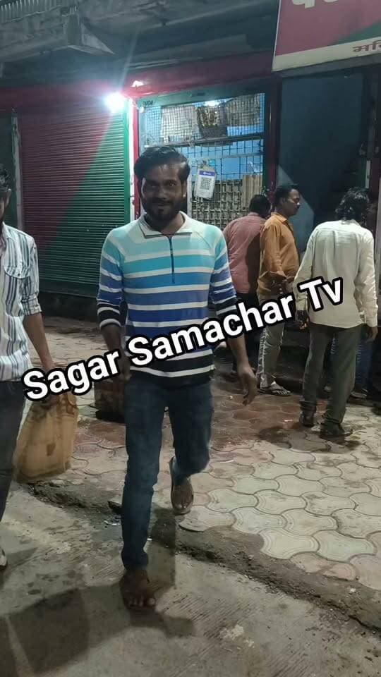 सागर में इतनी बड़ी घटना होने के बाद भी किसी को नहीं है नियमों का डर राजाखेड़ी शराब दुकान के बाहर ही चल रहा अवैध अहाता रोज यहां लोग रोड पर ही खड़े होकर पीते हैं किसी का संरक्षण होगा तो कोई डर नहीं #cmomadhyapradesh #PMOIndia #trendingvideo #viralreelsシ #nonfollowers