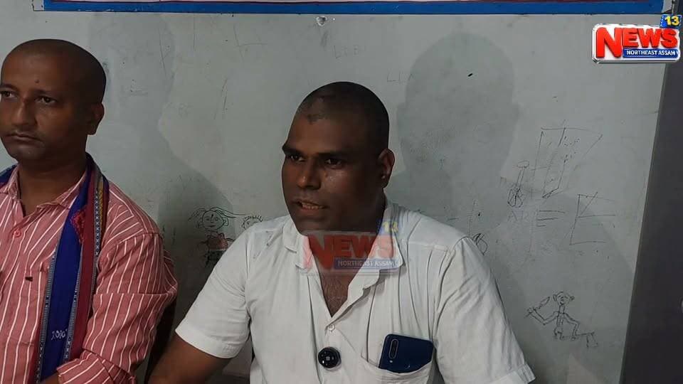 নগৰবেৰা নদী সংৰক্ষিত বনাঞ্চলিক বিষয়া ছবিন দাসৰ বিৰুদ্ধে ক্ষোভ।
বন বিষয়াৰ ছত্ৰ ছায়াত চলিছে বন ধ্বংস, বালি ব্যৱসায়, কাঠৰ ৰমৰমীয়া বেহা।
কমিচনলৈ কাঠ মাফিয়া, বালি মাফিয়াক ৰক্ষণা-বেক্ষণ দিয়াৰ অভিযোগ।
বন বিষয়া ছবিন দাসক শাস্তিৰ দাবী জনালে বিভাগীয় মন্ত্ৰীক।