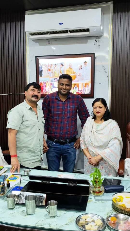 चंदौसी शहर की कई समस्याओं व सड़कों को लेकर आज चंदौसी पालिका अध्यक्ष एवं उनके प्रतिनिधि से गंभीर चर्चा हुई जल्द समाधान का आश्वासन दिया गया।
Chairman Chandausi Lata Varshney Bhabhi & Akhilesh Khiladi bhaiya ❤️❤️