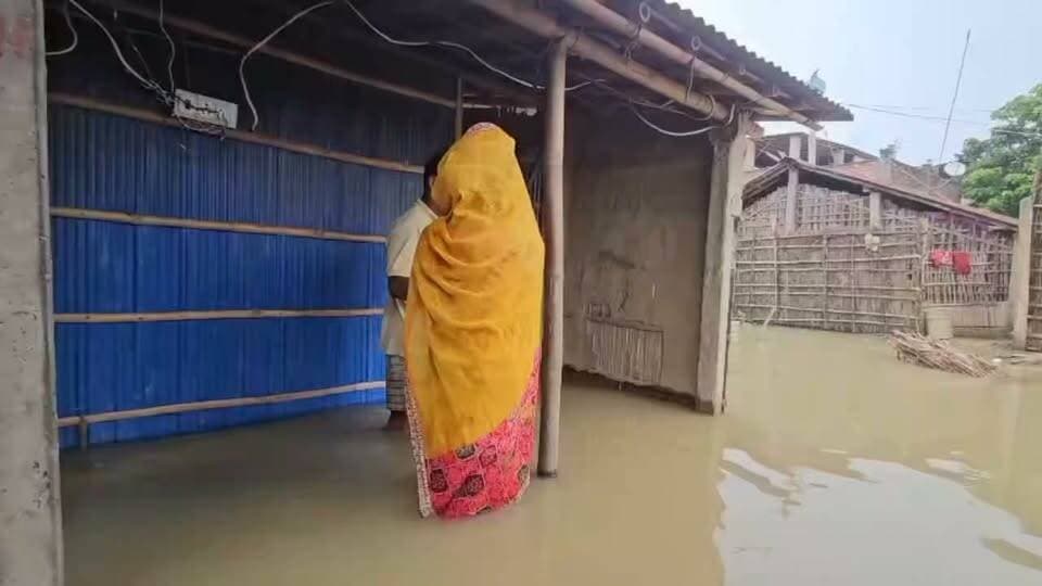 बाढ़ का पानी बढ़ा तो रेल पटरी बनी सहारा, दिव्यांग पति के साथ घर बचाने में जुटी रानी