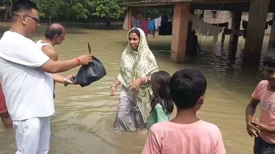 बाढ़ में छूटे महादलित परिवारों तक पहुंचा सूखा राशन, पूर्व मुखिया प्रतिनिधि ने बांटी राहत