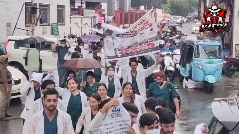 🚨17 हजार में इंटर्नशिप नहीं! 30 हजार की मांग पर सड़कों पर उतरे डॉक्टर
देहरादून: राजकीय दून मेडिकल कॉलेज के एमबीबीएस इंटर्न डॉक्टरों ने स्टाइफेंड बढ़ाने की मांग को लेकर सोमवार को दून अस्पताल की ओपीडी में धरना दिया। इंटर्न डॉक्टरों का कहना है कि वर्तमान में उन्हें करीब 17 हजार रुपये मासिक स्टाइफेंड दिया जा रहा है, जिसे बढ़ाकर 30 हजार रुपये प्रति माह किया जाए।
धरने के बाद इंटर्न डॉक्टरों ने ओपीडी से इमरजेंसी तक मार्च निकाला और अपनी मांग को लेकर आवाज बुलंद की। डॉक्टरों ने स्टाइफेंड में बढ़ोतरी की मांग को लेकर संबंधित अधिकारियों से जल्द सकारात्मक निर्णय लेने की अपील की।
#DoonHospital #MBBSInterns #DoctorsProtest #UttarakhandNews #newsmafiya