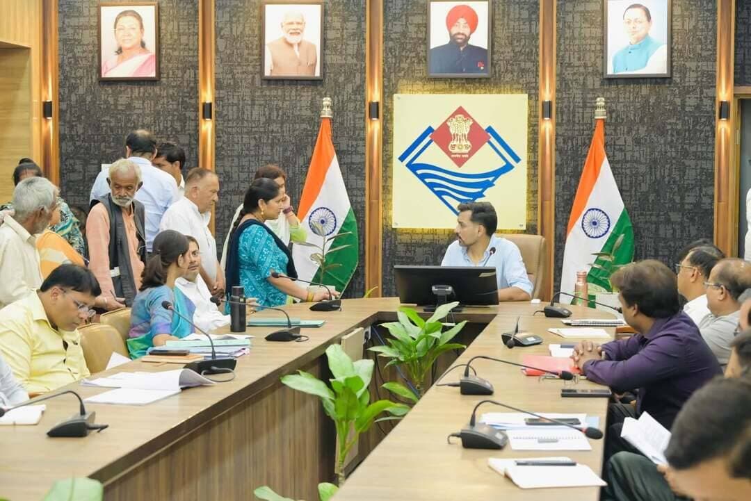 🚨देहरादून समाधान दिवस में 120 शिकायतें, डीएम ने अधिकारियों को दिए त्वरित कार्रवाई के निर्देश
देहरादून: कलेक्ट्रेट परिसर में सोमवार को आयोजित समाधान दिवस में 120 जन शिकायतें दर्ज की गईं। जिलाधिकारी डॉ. आशीष चौहान ने शिकायतों को गंभीरता से सुनते हुए संबंधित अधिकारियों को समयबद्ध और गुणवत्तापूर्ण निस्तारण के निर्देश दिए।
जनसुनवाई में भूमि धोखाधड़ी, अवैध कब्जे, मोबाइल टावर, किरायेदार विवाद और पारिवारिक उत्पीड़न से जुड़े मामले प्रमुख रहे।
ऋषिकेश के भजन आश्रम के जर्जर भवनों का मामला भी सामने आया। शिकायतकर्ता के अनुसार दोनों भवनों में करीब 90 किरायेदार रह रहे हैं, जबकि भवन खाली कराने के नोटिस के बावजूद कार्रवाई नहीं हुई। संभावित हादसे की आशंका को देखते हुए डीएम ने एसडीएम ऋषिकेश और नगर निगम को तत्काल कार्रवाई के निर्देश दिए।
वहीं, 70 वर्षीय विधवा ने 228 वर्गमीटर जमीन की कथित धोखाधड़ी और 90 लाख रुपये के भुगतान का मामला उठाया। एक अन्य शिकायत में 35.75 लाख रुपये की कथित देनदारी का मामला सामने आया। डीएम ने दोनों मामलों में संबंधित अधिकारियों को जांच के निर्देश दिए।
इसके अलावा जर्जर स्कूल की छत, बारिश से क्षतिग्रस्त त्यूनी-चकराता-मसूरी मार्ग, अवैध मोबाइल टावर, किरायेदार द्वारा कथित कब्जा और बुजुर्ग महिला के साथ मारपीट जैसे मामलों पर भी अधिकारियों को तत्काल कार्रवाई के निर्देश दिए गए।
डीएम ने अधिकारियों को स्पष्ट कहा कि समाधान दिवस की शिकायतों का निस्तारण केवल औपचारिकता न हो, बल्कि हर मामले में प्रभावी और समयबद्ध कार्रवाई सुनिश्चित की जाए।