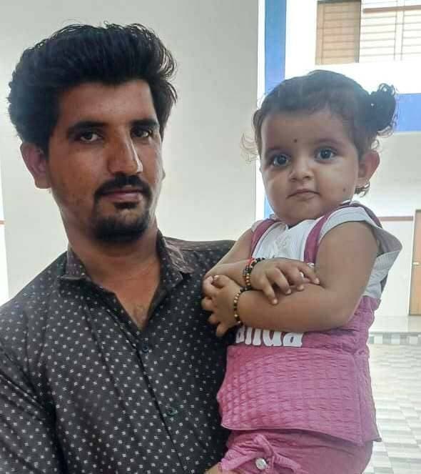 दो शासकीय योजनाओं से लौटी सानविका के चेहरे की मुस्कान
...............
आयुष्मान भारत एवं राष्ट्रीय बाल स्वास्थ्य कार्यक्रम से हुआ कुमारी सानविका के हृदय रोग का आपरेशन
बड़वानी 07 सितम्बर 2026/ग्राम बिलवानी के काग परिवार में श्री विकास काग के यहां 27 फरवरी 2025 को एक बच्ची ने जन्म लिया। परिवार में आई इस नन्ही बिटिया के जन्म की सभी ने खूब खुशियां मनाई। परन्तु उनकी बिटिया कुमारी सानविका काग आये दिन बीमार रहती बार-बार बुखार आता सर्दी, खांसी होती। बच्ची को समय-समय पर डाक्टर्स को भी दिखाया परन्तु बच्ची स्वस्थ्य नही हुई। फिर एक दिन बच्ची को सामुदायिक स्वास्थ्य केन्द्र राजपुर में आरबीएसके डॉ. जावेद मंसूरी को दिखाया। डॉ. जावेद मंसूरी ने इको थैरेपी के माध्यम से जांचकर बताया कि सानविका के हृदय में छेद है, इसके कारण इसका आपरेशन करना होगा। उन्होने सानविका को जिला शीघ्र हस्तक्षेप केन्द्र ले जाने की सलाह दी। उस समय सानविका की उम्र मात्र 1 वर्ष 4 माह थी, इतनी छोटी बच्ची की बीमारी के बारे में पता लगने पर परिवारजन डरे सहमें सानविका को जिला शीघ्र हस्तक्षेप केन्द्र लेकर आये।
यहां पर आवश्यक कार्यवाही करते हुए सानविका की बीमारी के संबंध में उपचार हेतु उसे राजश्री अपोलो हास्पिटल इन्दौर भेजा गया। 11 अगस्त 2026 को सानविका का राष्ट्रीय बाल स्वास्थ्य कार्यक्रम एवं आयुष्मान भारत योजना में हृदय में छेद का सफल आपरेशन हुआ।
आज सानविका पूरी तरह से स्वस्थ्य है, सानविका के चेहरे की मुस्कान देखकर उसके परिजन देश के प्रधानमंत्री श्री नरेन्द्र मोदी एवं मुख्यमंत्री डॉ. मोहन यादव जरूरतमंदों के उपचार हेतु योजना संचालित करने के लिए धन्यवाद देते है।
#JansamparkMP
#Badwani