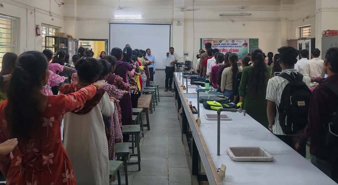 राष्ट्रीय सेवा योजना ने मनाया पोषण आहार सप्ताह
बड़वानी 07 सितम्बर 2026/ प्रधानमंत्री कॉलेज ऑफ एक्सीलेंस शहीद भीमा नायक शासकीय स्नातकोत्तर महाविद्यालय बड़वानी में प्राचार्य डॉ. वीणा सत्य एवं जिला संघटक डॉ आर एस मुजाल्दा के निर्देशन में राष्ट्रीय सेवा योजना के कार्यक्रम अधिकारियों द्वारा 1 से 7 सितंबर 2026 तक पोषण आहार सप्ताह का आयोजन किया गया। सप्ताह के अंतर्गत गोद ग्राम बड़गांव एवं बड़वानी शहर की बस्तियों में पोषण आहार रैलियों, नुक्कड़ नाटक के माध्यम से लोगो को जागरूक किया गया । विद्यार्थियों में संतुलित एवं पौष्टिक आहार के प्रति जागरूकता लाने के उद्देश्य से विभिन्न गतिविधियां आयोजित की गईं। पोषण आहार सप्ताह के अंतर्गत महाविद्यालय में विशेष व्याख्यान आयोजित किया गया।
कार्यक्रम में विशेष वक्ता के रूप में डॉ. सुखलाल मुवेल एवं डॉ. भूपेंद्र भार्गव उपस्थित रहे। अपने संबोधन में डॉ. सुखलाल मुवेल ने कहा कि स्वस्थ शरीर और स्वस्थ मस्तिष्क के लिए संतुलित आहार अत्यंत आवश्यक है। विद्यार्थियों को अपने दैनिक भोजन में हरी सब्जियां, मौसमी फल, दालें, अनाज, दूध एवं अन्य पौष्टिक खाद्य पदार्थों को शामिल करना चाहिए। उन्होंने कहा कि पोषण केवल पर्याप्त भोजन लेने का विषय नहीं है, बल्कि सही मात्रा में सही पोषक तत्वों का सेवन करना भी उतना ही आवश्यक है। डॉ. भूपेंद्र भार्गव ने कहा कि वर्तमान समय में अनियमित खान-पान और जंक फूड के बढ़ते सेवन के कारण युवाओं के स्वास्थ्य पर प्रतिकूल प्रभाव पड़ रहा है। उन्होंने विद्यार्थियों को स्थानीय एवं पारंपरिक पौष्टिक खाद्य पदार्थों को अपने आहार में शामिल करने तथा संतुलित जीवनशैली अपनाने के लिए प्रेरित किया। उन्होंने कहा कि “स्वस्थ युवा ही स्वस्थ समाज और विकसित भारत की आधारशिला हैं।”
कार्यक्रम अधिकारी डॉ. रणजीत सिंह मेवाड़े ने स्वयंसेवकों एवं उपस्थित विद्यार्थियों को पोषण एवं स्वस्थ जीवनशैली अपनाने की शपथ दिलाई। उन्होंने कहा कि प्रत्येक व्यक्ति को स्वयं स्वस्थ रहने के साथ-साथ अपने परिवार और समाज में भी पोषण के प्रति जागरूकता फैलानी चाहिए। उन्होंने स्वयंसेवकों से आह्वान किया कि वे पोषण संबंधी संदेश को जन-जन तक पहुंचाने में सक्रिय भूमिका निभाएं।
कार्यक्रम के अंत में कार्यक्रम अधिकारी डॉ. रंजना चौहान द्वारा अतिथियों, प्राचार्य, प्राध्यापकगण एवं स्वयंसेवकों के प्रति आभार व्यक्त किया गया। कार्यक्रम में कार्यक्रम अधिकारी प्रो. वीरेन्द्र मुजाल्दा सहित महाविद्यालय के प्राध्यापकगण एवं स्वयंसेवक रविना गवले, वैष्णवी वर्मा, मयंक डावर, जय वास्कले, मनदीप, रंजना राष्ट्रीय सेवा योजना के लगभग 125 स्वयंसेवकों ने सहभागिता की एवं कार्यक्रम से लाभान्वित हुए।