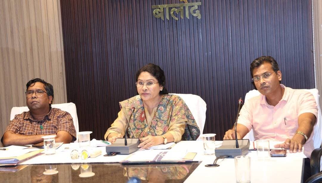 17 सितंबर से 17 अक्टूबर तक चलेगा 'सेवा संकल्प अभियान'
कलेक्टर श्रीमती दिव्या उमेश मिश्रा ने समय-सीमा बैठक में जिले में जनहितकारी योजनाओं और अभियानों के प्रभावी क्रियान्वयन हेतु दिए निर्देश:
सेवा संकल्प अभियान: 17 सितंबर से भव्य आयोजन; जिला पंचायत CEO होंगे नोडल अधिकारी।
युवा उड़ान महोत्सव: 28 सितंबर को युवाओं के लिए विशेष आयोजन की तैयारी।
स्वास्थ्य सुरक्षा: 14 वर्ष की बालिकाओं का सर्वाइकल कैंसर रोकथाम हेतु 100% टीकाकरण सुनिश्चित करने के निर्देश।
सीएम हेल्पलाइन (1076) की शिकायतों का L-1 स्तर पर ही त्वरित व संतुष्टिपूर्ण समाधान करने के निर्देश।
#Balod #BalodDistrict #Chhattisgarh #SevaSankalpAbhiyan #PublicWelfare #DistrictAdministration