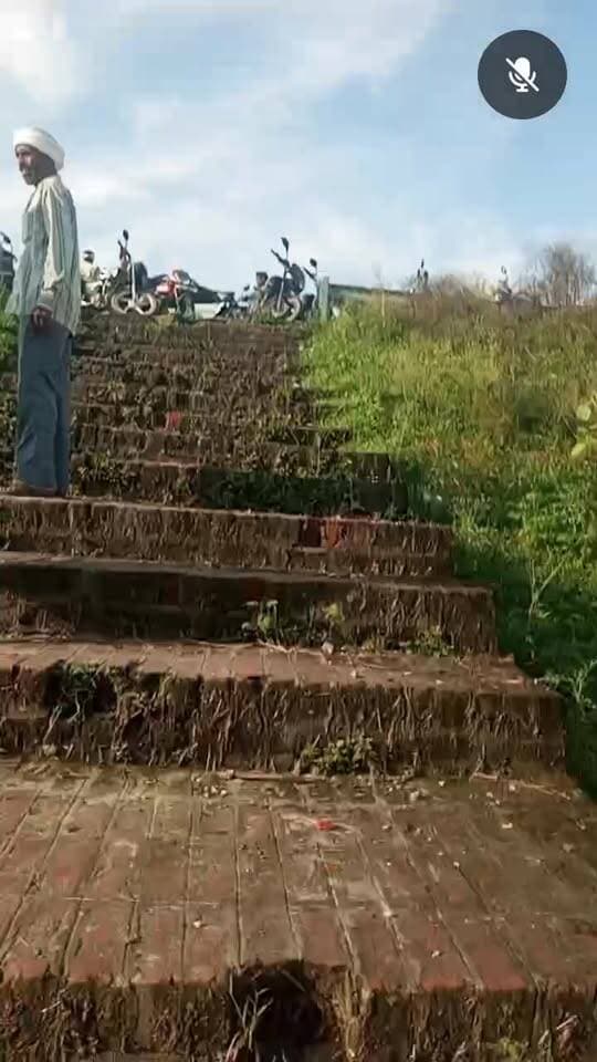 महाराजगंज: जनपद के सदर कोतवाली थाना क्षेत्र व फरेंदा कोतवाली के मध्य में स्थित और रोहिन नदी के त्रिमुहानी घाट पर बने पुल से कक्षा 7 में पढ़ने वाला लखरहिया गाँव का हिमांशु यादव जो कि किसी स्कूल खूटहा में पढ़ाई करता था छलांग लगा दिया और अब तक उसका कोई पता नहीं है मौके पर दोनों थानों की पुलिस मौजूद है और आगे की प्रक्रिया में जुटी हुई है-
Public maharajganj #Maharajganj