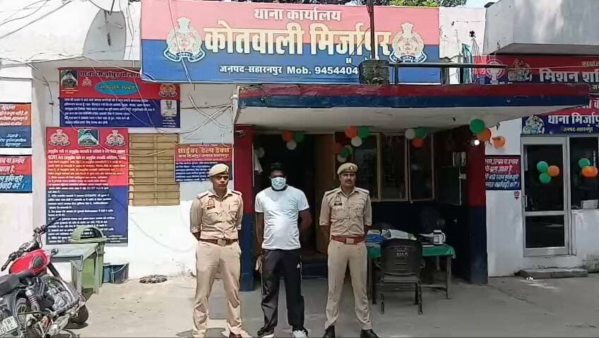*दि सहारनपुर वॉइस/ न्यूज़ 7*
*सच्चाई के साथ हरदम*
*👉🏾👉🏾मिर्जापुर पुलिस की बड़ी कार्रवाई, फरमान पर कातिलाना हमला करने वाला वांछित अभियुक्त गिरफ्तार!!*
*मिर्जापुर/सहारनपुर*
_थाना मिर्जापुर पुलिस ने मारपीट और धारदार हथियार से हमला कर गंभीर रूप से घायल करने के मामले में वांछित चल रहे आरोपी को गिरफ्तार कर लिया है। गिरफ्तार आरोपी की पहचान शहजाद पुत्र हासिम निवासी ग्राम मोहम्मदपुर झाझर उर्फ डाडल, थाना मिर्जापुर, जनपद सहारनपुर के रूप में हुई है।पुलिस के अनुसार 23 अगस्त 2026 को फरखपुर निवासी मन्नान ने थाना मिर्जापुर में तहरीर देकर आरोप लगाया था कि उसके भाई फरमान के साथ शहजाद समेत अन्य आरोपियों ने धारदार हथियार और लाठी-डंडों से मारपीट की तथा जान से मारने की धमकी दी। इस हमले में फरमान गंभीर रूप से घायल हो गया था।मामले में थाना मिर्जापुर पर मुकदमा दर्ज किया गया था। विवेचना के दौरान घायल की मेडिकल रिपोर्ट के आधार पर मुकदमे में गंभीर धाराओं की बढ़ोतरी की गई।वरिष्ठ पुलिस अधीक्षक के निर्देशन में चलाए जा रहे वांछित अपराधियों की गिरफ्तारी अभियान के तहत थाना प्रभारी विनोद कुमार के नेतृत्व में पुलिस टीम ने मुखबिर की सूचना पर आज तड़के मिर्जापुर टाल से आरोपी शहजाद को गिरफ्तार कर लिया।पुलिस ने आरोपी के खिलाफ आवश्यक कानूनी कार्रवाई करते हुए उसे न्यायालय के समक्ष पेश करने की कार्रवाई शुरू कर दी है। गिरफ्तारी करने वाली टीम में थाना प्रभारी विनोद कुमार, उपनिरीक्षक रामकुमार गौतम और कांस्टेबल अमित कुमार शामिल रहे!!_