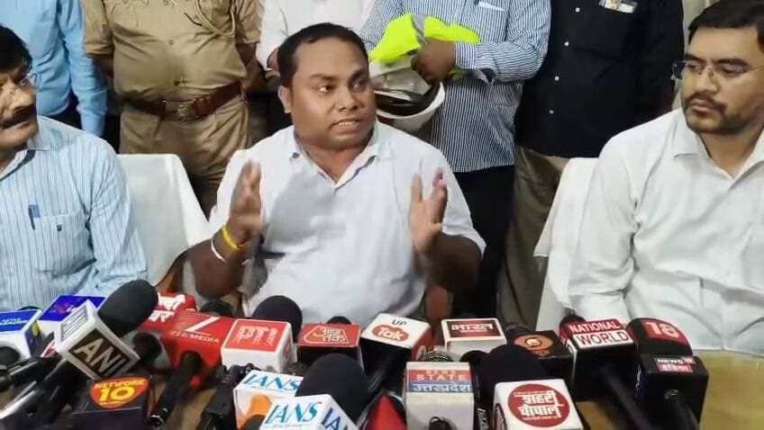 सहारनपुर कलेक्ट्रेट परिसर में ध्वस्तीकरण के बाद मलबे के नीचे से सामने आए कुएं जैसी संरचना का पुरातत्व विभाग की टीम ने निरीक्षण किया है।
उत्तर प्रदेश राज्य पुरातत्व विभाग लखनऊ से सहायक पुरातत्व अधिकारी मनोज कुमार यादव सहारनपुर पहुंचे और उन्होंने मौके पर पहुंचकर संरचना का निरीक्षण किया और खुद इसके अंदर उतरकर जांच की।मनोज कुमार यादव ने बताया कि माननीय न्यायालय के आदेश के अनुपालन के बाद जो संरचना सामने आई है, उसके निरीक्षण के लिए वह अपने विभाग की तरफ से यहां पहुंचे हैं।उन्होंने बताया कि प्रथम दृष्टया यह संरचना उत्तर-मध्यकालीन वास्तुकला से संबंधित प्रतीत होती है और लखौरी ईंटों से निर्मित कुएं जैसी संरचना दिखाई दे रही है।अधिकारी ने कहा कि अंदर मलबा भरा होने के कारण अभी पूरी तरह स्पष्ट नहीं किया जा सकता कि यह कुआं है या कोई अन्य संरचना, लेकिन प्रथम दृष्टया यह कुएं के जैसा दिखाई देता है।उन्होंने बताया कि यह संरचना संभवतः करीब 200 से 250 वर्ष पुरानी है।मनोज कुमार यादव के मुताबिक संरचना की गहराई धरातल से करीब 20 फीट और इसका व्यास लगभग 3 फीट है।उन्होंने बताया कि इसमें इस्तेमाल हुई लखौरी ईंटों का आकार करीब 20×10×5 सेंटीमीटर है और संरचना को चूना-सुर्खी यानी लाइम मोर्टार से जोड़ा गया है।अधिकारी ने बताया कि संरचना के ऊपरी हिस्से पर चूने का प्लास्टर भी मिला है।उन्होंने कहा कि संरचना के ऊपर करीब ढाई से तीन फीट मिट्टी का डिपॉजिट मौजूद है, जो लंबे समय के प्राकृतिक भराव और यहां हुई मानवीय गतिविधियों की ओर संकेत करता है।मनोज कुमार यादव ने बताया कि संरचना के ऊपर करीब तीन फीट की गहराई पर एक मोल्डेड ब्रिक की संरचना भी मिली है, जिसमें संभवतः ईंट को काटकर गोलाकार बनाया गया है।उन्होंने कहा कि सहारनपुर का इतिहास बेहद समृद्ध है और अलग-अलग कालखंडों में यहां विभिन्न मानवीय संस्कृतियों और राजवंशों का आवास तथा शासन रहा है।अधिकारी ने बताया कि सहारनपुर और आसपास के क्षेत्र में वैदिक काल से लेकर हड़प्पा काल और बाद के विभिन्न कालखंडों से जुड़े सांस्कृतिक अवशेष मिलते रहे हैं।जब उनसे इस संरचना को मुगल शासक शाहजहां से जोड़ने को लेकर सवाल किया गया तो उन्होंने स्पष्ट कहा कि किसी भी संरचना को केवल अनुमान के आधार पर किसी शासक से नहीं जोड़ा जा सकता!उन्होंने कहा कि शाहजहां से संबंध स्थापित करने के लिए कोई प्रमाणिक साक्ष्य, जैसे सिक्का, मुहर या अन्य पुरातात्विक प्रमाण मिलना जरूरी है।मंदिर या किसी अन्य धार्मिक संरचना की संभावना पर उन्होंने कहा कि जब तक कोई ऑथेंटिक साक्ष्य नहीं मिलेगा, इसके बारे में कुछ भी निश्चित तौर पर नहीं कहा जा सकता।उन्होंने स्पष्ट शब्दों में कहा कि संभावनाओं के आधार पर इतिहास नहीं लिखा जा सकता।आगे खुदाई होगी या नहीं, इस सवाल पर मनोज कुमार यादव ने कहा कि खुदाई का उद्देश्य और आगे की कार्रवाई शासन, प्रशासन और विभाग के नीतिगत निर्णयों पर निर्भर करेगी।
कुएं के अंदर की स्थिति पर उन्होंने बताया कि फिलहाल अंदर मलबा भरा हुआ है और नीचे से किसी विशेष आकृति या अन्य प्रमाण के बारे में अभी कुछ स्पष्ट नहीं है।कुएं के सूखने की संभावना पर उन्होंने कहा कि समय के साथ कई पुराने कुओं का जलस्तर नीचे चला गया और वह सूख गए, इसलिए संभव है कि इस संरचना के साथ भी ऐसा हुआ हो और बाद में इसे ढककर इसके ऊपर आवास या अन्य संरचनाएं बनी हों।
उन्होंने कहा कि यदि आगे विस्तृत खुदाई और आसपास के क्षेत्र का परीक्षण कराया जाता है तो इस संरचना की वास्तविकता और प्राचीनता को लेकर अधिक प्रमाण सामने आ सकते हैं।मनोज कुमार यादव ने कहा कि सहारनपुर की भूमि अपने अंदर हड़प्पा सभ्यता से लेकर आज तक की मानवीय संस्कृति के कई प्रमाण संचित किए हुए है और आकस्मिक रूप से सामने आने वाली ऐसी संरचनाएं इतिहास को समझने में महत्वपूर्ण हो सकती हैं।फिलहाल प्रशासन ने सुरक्षा और संवेदनशीलता को देखते हुए कुएं जैसी संरचना के मुंह को सुरक्षित तरीके से ढक दिया है और मौके पर सतर्कता बरती जा रही है।