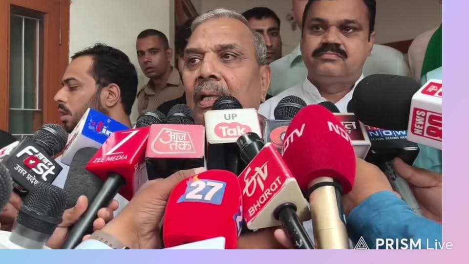 सहारनपुर में सपा सांसद हरेंद्र मलिक का प्रशासन पर हमला, बोले- ‘अब तो आपातकाल है भाई’
सहारनपुर में कलेक्ट्रेट परिसर की मस्जिद प्रकरण को लेकर सियासी हलचल तेज है। इसी बीच मुजफ्फरनगर से समाजवादी पार्टी के सांसद हरेंद्र मलिक सोमवार को सहारनपुर पहुंचे। सांसद कमिश्नर कार्यालय पहुंचे और कमिश्नर से मिलने के लिए काफी देर तक इंतजार किया, लेकिन मुलाकात नहीं हो सकी।कमिश्नर के उपलब्ध नहीं होने पर सांसद हरेंद्र मलिक ने अपर आयुक्त को ज्ञापन सौंपा और मीडिया से बातचीत की। उन्होंने कहा कि वह पहले से समय लेकर कमिश्नर से मिलने आए थे, लेकिन उन्हें बताया गया कि अपरिहार्य कारणों से कमिश्नर को बाहर जाना पड़ा।हरेंद्र मलिक ने प्रशासन पर सवाल उठाते हुए कहा, “अब तो आपातकाल है भाई। लोकतंत्र में सब लोगों के काम होते हैं, जब लोकतंत्र ही न रहे तो क्या?”उन्होंने कहा कि वह किसी लड़ाई को बढ़ाना नहीं चाहते, बल्कि अन्याय के खिलाफ आवाज उठाना चाहते हैं। उन्होंने कहा कि जिन लोगों ने गलत किया है, उनके खिलाफ कार्रवाई होनी चाहिए।सांसद ने पोस्टर लगाकर माहौल खराब करने वालों पर भी कार्रवाई की मांग की। उन्होंने कहा, “जो लोग भाईचारा खत्म करना चाहते हैं, हम उन लोगों में से नहीं हैं। हम भाईचारा कायम करना चाहते हैं।”उन्होंने प्रशासनिक अधिकारियों से अपील की कि माहौल खराब करने वालों के खिलाफ सख्त कार्रवाई की जाए और जिले में शांति एवं भाईचारा कायम रखा जाए।
सांसद के पहुंचने के दौरान कमिश्नर कार्यालय परिसर में पुलिस फोर्स भी तैनात रहा। हरेंद्र मलिक ने बताया कि उनके साथ पार्टी के अन्य नेता और एमएलसी भी मौजूद हैं।