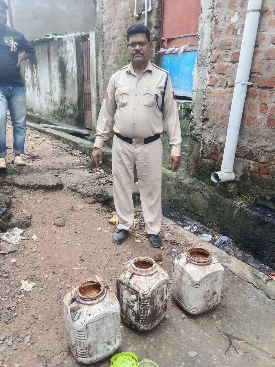 🔹 नर्मदापुरम में अवैध शराब पर बड़ी कार्रवाई, 8 प्रकरण कायम
➡️ कलेक्टर नर्मदापुरम श्री सोमेश मिश्रा के आदेशानुसार एवं जिला आबकारी अधिकारी डॉ. राजीव प्रसाद द्विवेदी के मार्गदर्शन में जिले में अवैध मदिरा के विरुद्ध चलाए जा रहे विशेष अभियान के तहत आबकारी विभाग ने बड़ी कार्रवाई की है।
➡️ सोमवार को वृत्त इटारसी शहर के अंतर्गत नाला मोहल्ला, सूरज गंज, बालाजी मंदिर, मेहरा गांव और गरीबी लाइन क्षेत्र में दबिश दी गई। कार्रवाई के दौरान मध्य प्रदेश आबकारी अधिनियम 1915 के तहत कुल 08 प्रकरण कायम किए गए। मौके से लगभग 550 किलोग्राम महुआ लाहन और 40 लीटर हाथभट्टी मदिरा जब्त की गई, जिसकी अनुमानित कीमत लगभग 63,000 रुपये आंकी गई है।
➡️ उक्त कार्रवाई में वृत्त प्रभारी सहायक जिला आबकारी अधिकारी रमेश अहिरवार, आबकारी उपनिरीक्षक के.के. पडरिया, आर.पी. निमोदा, प्रधान आबकारी आरक्षक दुर्गाप्रसाद माँझी, मदन रघुवंशी, राजेश गौर, आबकारी आरक्षक धर्मेंद्र बारंगे, दुर्गेश पठारिया, महिला आबकारी आरक्षक भावना यादव, माया पांडोल का सराहनीय योगदान रहा। जिला आबकारी अधिकारी ने बताया कि अवैध मदिरा के विरुद्ध अभियान आगे भी निरंतर जारी रहेगा।
#narmadapuram CM Madhya Pradesh Dr Mohan Yadav Jansampark Madhya Pradesh General Administration Department, MP Home Department of Madhya Pradesh