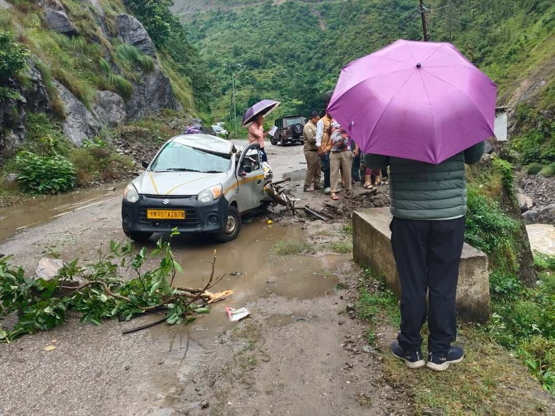 खड़ी #अल्टो कार पर गिरा भारी #बोल्डर, एक #युवक की #मौत
घाट-पनार मोटर मार्ग पर दर्दनाक हादसा, चार लोग गंभीर घायल