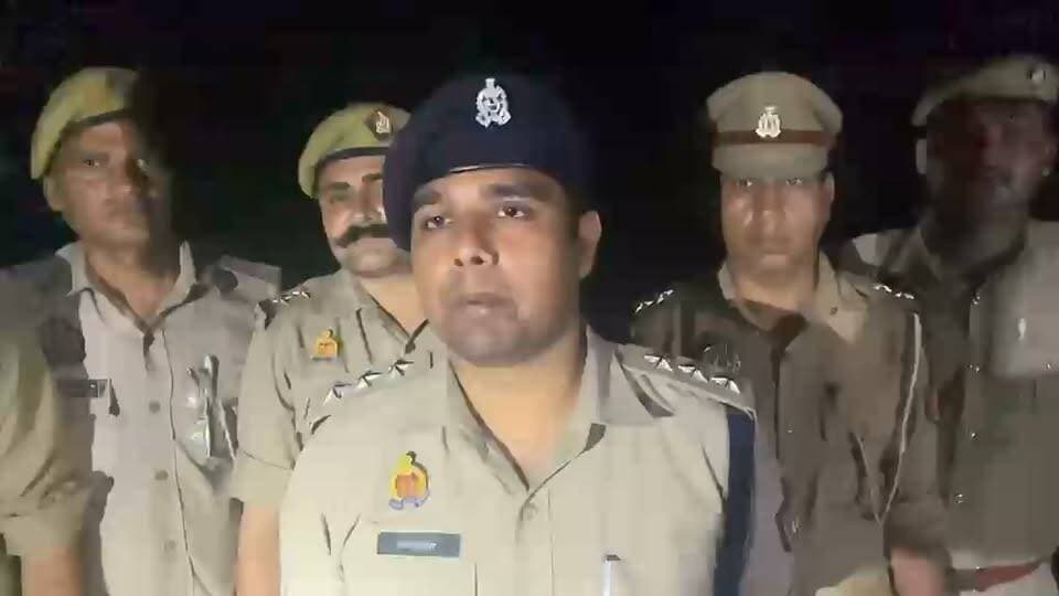*थाना सिंगाही क्षेत्रान्तर्गत 04 वर्षीय बालिका से दुष्कर्म के आरोपी अभियुक्त को चिकित्सीय परीक्षण हेतु ले जाते समय पुलिस अभिरक्षा से भाग जाने तथा अभियुक्त को पुलिस मुठभेड़ में गिरफ्तार किए जाने के संबंध में क्षेत्राधिकारी निघासन, श्री शिवम कुमार द्वारा दी गई बाइट ।* #followers #paliakalan #highlights