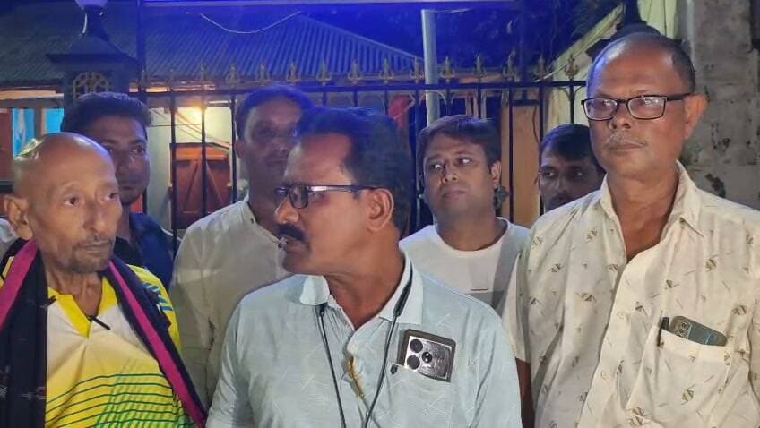 ব্যালট পেপারে ভোটে নতুন নেতৃত্ব পেল উদয়পুর প্রেসক্লাব।
উদয়পুর প্রতিনিধি:
সোমবার উদয়পুরের কর্মরত সাংবাদিকদের উপস্থিতিতে গণতান্ত্রিক পদ্ধতিতে নেতৃত্ব নির্বাচনের মধ্য দিয়ে সাংবাদিক মহলে নতুন বার্তা দিলো। এই প্রথমবার ব্যালট পেপারে ভোট গ্রহণের মাধ্যমে নতুন নেতৃত্ব পেল উদয়পুর প্রেসক্লাব। সোমবার উদয়পুর জেলা পরিষদের কনফারেন্স হলে আগাম প্রচার ও ঘোষণা অনুযায়ী উপস্থিত সাংবাদিকদের অংশগ্রহণে অনুষ্ঠিত হয় এই নির্বাচন। শান্তিপূর্ণ পরিবেশে ব্যালট পেপারে ভোটগ্রহণের পর নিয়ম মেনে ভোট গণনা করা হয় এবং ফলাফল ঘোষণা করা হয়। গণতান্ত্রিক পদ্ধতিতে নিজেদের নেতৃত্ব বেছে নেওয়ার এই প্রক্রিয়াকে ঘিরে সাংবাদিকদের মধ্যে উৎসাহ-উদ্দীপনাও ছিল চোখে পড়ার মতো।
নির্বাচনের ফলাফল অনুযায়ী উদয়পুর প্রেস ক্লাবের সভাপতি নির্বাচিত হয়েছেন মধুসূধন সাহা। সম্পাদক পদে নির্বাচিত হয়েছেন রাজীব ভৌমিক এবং কোষাধ্যক্ষ হয়েছেন বিট্টু মজুমদার। সহ-সভাপতি পদে নির্বাচিত হয়েছেন তাপস মজুমদারও সোমেন সেন। সহ-সম্পাদক পদে দায়িত্ব পেয়েছেন প্রসেনজিৎ দে
সুজিত সাহা ও দিপা সরকার। অফিস সম্পাদক এর দায়িত্বে তনয়দ্বীপ রায় ।
পাশাপাশি উপদেষ্টা কমিটিতে রয়েছেন সুব্রত দেব, স্বপন ভট্টাচার্য্য, অঞ্জন বিশ্বাস, গৌতম চক্রবর্তী ও প্রাক্তন প্রেসক্লাব সম্পাদক দিলীপ দত্ত সহ অন্যান্য সদস্য সদস্য। উদয়পুর প্রেস ক্লাবের এই নির্বাচন শুধু নতুন একটি কমিটি গঠনের মধ্যেই সীমাবদ্ধ নয়, এর মধ্যে রয়েছে একটি গুরুত্বপূর্ণ বার্তাও। সংবাদমাধ্যম বরাবরই গণতন্ত্র, মতপ্রকাশের স্বাধীনতা এবং গণতান্ত্রিক মূল্যবোধ রক্ষার কথা বলে। সেই সাংবাদিকরাই এবার ব্যালট পেপারে ভোট দিয়ে নিজেদের নেতৃত্ব নির্বাচন করলেন। ফলে প্রেস ক্লাবের অভ্যন্তরে গণতান্ত্রিক পদ্ধতিতে নেতৃত্ব বেছে নেওয়ার এই উদ্যোগ উদয়পুরের সাংবাদিক মহলে একটি নতুন দৃষ্টান্ত তৈরি করল বলেই মনে করছেন সংশ্লিষ্টরা।
নির্বাচন শেষে নবনির্বাচিত কমিটির সদস্যদের অভিনন্দন জানান উপস্থিত সাংবাদিকরা। নতুন কমিটির কাছে সাংবাদিকদের পেশাগত স্বার্থ রক্ষা, পারস্পরিক সৌহার্দ্য ও সহযোগিতা বৃদ্ধি এবং প্রেস ক্লাবের সাংগঠনিক কর্মকাণ্ডকে আরও শক্তিশালী করার প্রত্যাশা ব্যক্ত করা হয়।
নবনির্বাচিত কমিটির সদস্যরা জানান, সকল সাংবাদিককে সঙ্গে নিয়ে উদয়পুর প্রেস ক্লাবকে আরও সুসংগঠিত ও কার্যকর সংগঠন হিসেবে গড়ে তোলাই হবে তাদের প্রধান লক্ষ্য। সাংবাদিকদের পেশাগত বিভিন্ন সমস্যা ও স্বার্থের বিষয়ে ঐক্যবদ্ধভাবে কাজ করার পাশাপাশি সাধারণ মানুষের কাছে বস্তুনিষ্ঠ, নিরপেক্ষ ও দায়িত্বশীল সংবাদ পৌঁছে দেওয়ার ক্ষেত্রেও প্রেস ক্লাব গুরুত্বপূর্ণ ভূমিকা পালন করবে বলে প্রত্যাশা করা হচ্ছে। ব্যালট পেপারে ভোট, শান্তিপূর্ণ নির্বাচন এবং সাংবাদিকদের অংশগ্রহণ—সব মিলিয়ে উদয়পুর প্রেস ক্লাবের এই নির্বাচন শুধু নতুন নেতৃত্বের সূচনা নয়, গণতান্ত্রিক চর্চার মধ্য দিয়ে সাংবাদিক সংগঠনের নেতৃত্ব নির্বাচনের ক্ষেত্রেও একটি নতুন বার্তা দিয়ে গেল।