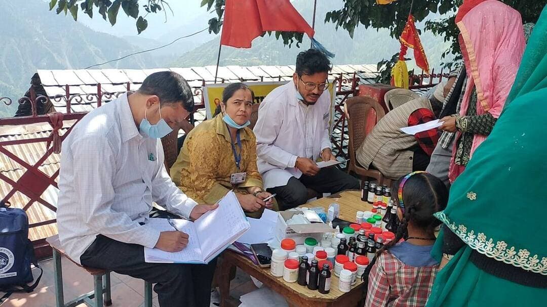 बड़ग्रां में आयुष विभाग की मोबाइल मेडिकल यूनिट का सराहनीय प्रयास
103 लोगों का स्वास्थ्य जांचा, दुर्गम क्षेत्र में घर-द्वार के नजदीक पहुंचीं आयुष स्वास्थ्य सेवाएं
सुरेंद्र ठाकुर
चंबा, 7 सितंबर 2026
जनजातीय क्षेत्र भरमौर की तहसील भरमौर के दुर्गम गांव बड़ग्रां में आयुष विभाग चंबा की मोबाइल मेडिकल यूनिट ने एकदिवसीय स्वास्थ्य जांच शिविर आयोजित कर ग्रामीणों को घर-द्वार के नजदीक स्वास्थ्य सुविधाएं उपलब्ध करवाईं। शिविर के दौरान कुल 103 लोगों के स्वास्थ्य की जांच की गई।
जिला आयुष अधिकारी डॉ. अनिता शर्मा के दिशा-निर्देशानुसार आयोजित शिविर में 23 लोगों के शुगर टेस्ट और 11 लोगों के हीमोग्लोबिन टेस्ट किए गए। इसके अलावा ग्रामीणों के रक्तचाप (बीपी) की भी जांच की गई।
मोबाइल मेडिकल यूनिट के चिकित्सकों ने स्वास्थ्य जांच के बाद लोगों को उनकी आवश्यकता के अनुसार आयुर्वेदिक दवाइयां वितरित कीं। साथ ही स्वस्थ जीवनशैली अपनाने को लेकर आवश्यक दिशा-निर्देश भी दिए गए। ग्रामीणों को योग के महत्व के बारे में जागरूक करते हुए विभिन्न योगासन करवाए गए तथा आयुर्वेद एवं स्वास्थ्य जागरूकता से संबंधित आईईसी सामग्री भी वितरित की गई।
दुर्गम क्षेत्रों तक स्वास्थ्य सेवाएं पहुंचाना उद्देश्य
जिला आयुष अधिकारी डॉ. अनिता शर्मा ने कहा कि आयुष विभाग का मुख्य उद्देश्य जिले के दुर्गम एवं दूरदराज क्षेत्रों में रहने वाले लोगों को उनके घर के नजदीक बेहतर स्वास्थ्य सुविधाएं उपलब्ध करवाना है। उन्होंने कहा कि मोबाइल मेडिकल यूनिट के माध्यम से ऐसे क्षेत्रों में नियमित स्वास्थ्य शिविर आयोजित किए जा रहे हैं, ताकि ग्रामीणों को समय पर जांच, उपचार, दवाइयां और स्वास्थ्य संबंधी जागरूकता मिल सके।
शिविर में डॉ. राजिंदर ठाकुर, डॉ. प्रदीप ठाकुर, आयुर्वेदिक फार्मेसी अधिकारी दलीप जरयाल, अविनाश सोनी तथा चतुर्थ श्रेणी कर्मचारी पवन कुमार ने अपनी सेवाएं प्रदान कीं।
शिविर को सफल बनाने में उपमंडलीय भरमौर आयुष चिकित्सा अधिकारी डॉ. राजेश कुमार का भी महत्वपूर्ण योगदान रहा।
आयुष विभाग की मोबाइल मेडिकल यूनिट द्वारा जिले के दुर्गम एवं ग्रामीण क्षेत्रों में इस तरह के स्वास्थ्य शिविर आयोजित कर “स्वास्थ्य सेवाएं घर-द्वार” की भावना को साकार करने का प्रयास लगातार जारी है।