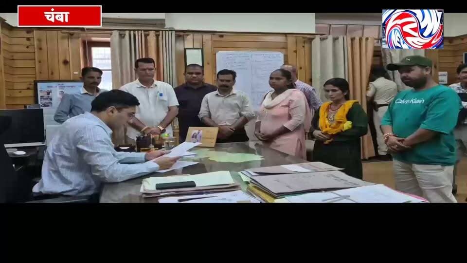गगनदीप आखिर कहां है? रावी में बहा या कहानी के पीछे छिपा है कोई और सच?
एक महीने बाद मां के सवालों ने फिर खड़ा किया बड़ा सवाल—पुलिस जांच में अब सामने आएंगे कौन से राज?
सुरेंद्र ठाकुर
चंबा। चंबा के परेल पुल से मासूम गगनदीप को रावी नदी में फेंके जाने के सनसनीखेज मामले में करीब एक महीने बाद कहानी में नया मोड़ सामने आया है।
अपने मासूम बेटे की तलाश में दर-दर भटक रही मां सारिका ने अब उस दावे पर ही गंभीर सवाल खड़े कर दिए हैं, जिसमें बच्चे को रावी नदी में फेंके जाने की बात कही गई थी।
सारिका का कहना है कि करीब एक महीना गुजर जाने के बाद भी गगनदीप का कोई सुराग नहीं मिला है। ऐसे में उनके मन में यह आशंका लगातार मजबूत हो रही है कि क्या बच्चे को वास्तव में रावी नदी में फेंका गया था, या फिर इस पूरी कहानी के पीछे कोई और सच छिपा है?
इसी आशंका को लेकर सारिका ने उपायुक्त चंबा और पुलिस अधीक्षक को शिकायत सौंपकर मामले की गहन, निष्पक्ष और वैज्ञानिक जांच करवाने की मांग की है।
शिकायत में सारिका ने घटना से जुड़े कई अहम बिंदुओं की जांच की मांग उठाई है। उनका दावा है कि घटना के समय उनके पति हितेश कुमार के साथ एक महिला भी मौजूद थी। उन्होंने उस महिला, उसकी मां और भाई से पूछताछ करवाने की मांग की है।
हालांकि, इन लोगों की भूमिका को लेकर लगाए गए आरोपों की स्वतंत्र पुष्टि नहीं हुई है और इसकी सच्चाई जांच के बाद ही सामने आ सकती है।
सारिका ने परेल स्थित उस क्वार्टर के आसपास लगे सीसीटीवी कैमरों की फुटेज खंगालने, स्थानीय लोगों के बयान दर्ज करने और घटनाक्रम से जुड़े प्रत्येक पहलू की बारीकी से जांच करवाने की मांग की है।
इसके अलावा उन्होंने अपने पति द्वारा इस्तेमाल किए जा रहे तीन मोबाइल नंबरों के कॉल डिटेल रिकॉर्ड यानी CDR, मोबाइल लोकेशन और अन्य तकनीकी साक्ष्यों की जांच करवाने की भी अपील की है।
मां का कहना है कि सीसीटीवी फुटेज, मोबाइल लोकेशन, कॉल रिकॉर्ड और प्रत्यक्षदर्शियों के बयान को एक साथ जांचने के बाद ही पूरे घटनाक्रम की वास्तविक तस्वीर सामने आ सकती है।
अब सबसे बड़ा सवाल
करीब एक महीने से अपने बेटे की तलाश में भटक रही इस मां के लिए हर गुजरता दिन उम्मीद और दर्द के बीच बीत रहा है।
अब सवाल सिर्फ यह नहीं है कि गगनदीप रावी में बहा या नहीं।
सवाल यह भी है कि—
क्या घटना की पूरी सच्चाई सामने आई है?
क्या जांच में हर संभावित पहलू को शामिल किया गया?
क्या सीसीटीवी और मोबाइल लोकेशन जैसे तकनीकी साक्ष्यों की गहराई से जांच हुई?
और सबसे बड़ा सवाल—
गगनदीप आखिर कहां है?
रावी की लहरों में गुम हुआ मासूम...
या फिर इस कहानी के पीछे छिपा है कोई ऐसा सच, जिसका अभी सामने आना बाकी है?
इन तमाम सवालों के जवाब अब पुलिस की निष्पक्ष और वैज्ञानिक जांच पर टिके हैं।
सारिका की मांग है कि पुलिस और प्रशासन हर संभावित एंगल से जांच करे, उनके बेटे गगनदीप को जल्द से जल्द तलाशे और यदि जांच में कोई व्यक्ति दोषी पाया जाता है तो उसके खिलाफ कानून के मुताबिक कड़ी कार्रवाई की जाए।
एक मां को सिर्फ जवाब नहीं चाहिए—उसे अपने बच्चे की सच्चाई चाहिए।