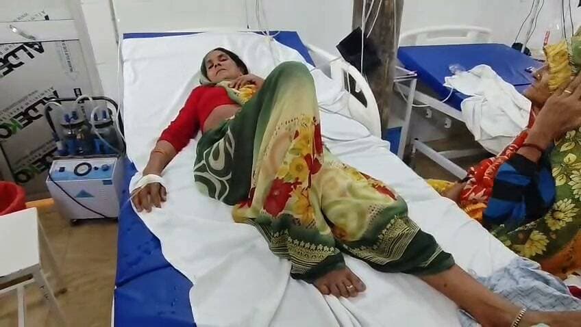 चित्रकूट कर्वी के रानीपुर खाकी में सोते समय जहरीला कीड़ा काटने से महिला की हालत बिगड़ी जिला अस्पताल में कराया गया भर्ती। मामला चित्रकूट जनपद के कवि कोतवाली अंतर्गत रानीपुर खाकी गांव का बीते रविवार और सोमवार की मध्य रात्रि लगभग 2:00 बजे का है जहां जहरीला कीड़ा काटने से महिला की हालत बिगड़ गई महिला 38 वर्षीया सोनिया पत्नी हीरालाल के परिजनों ने बताया कि सोनिया रोजाना की भांति की चारपाई पर सो रही थी तभी रात्रि लगभग 2:00 बजे सोनिया को किसी जहरीले कीड़े ने काट लिया जिससे सोनिया की हालत बिगड़ गई वही जानकारी होते ही परिजन सोनिया को सोनपुर जिला अस्पताल में भर्ती कराया है जहां सोनिया का इलाज किया जा रहा है
