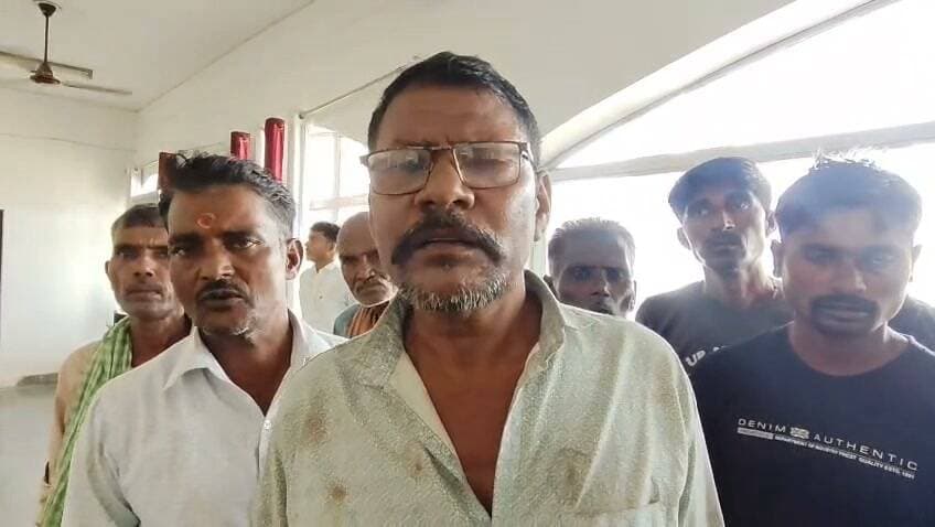 कर्वी तहसील क्षेत्र के ग्राम पंचायत डिलौरा के मजरा पड़री में बाढ़ पीड़ितों के मुआवजा राशि पर प्रधान सचिव पर मनमानी करने का ग्रामीणों ने लगाया आरोप शिकायत लेकर आधा सैकड़ा ग्रामीण पहुंचे डीएम कार्यालय। मामला चित्रकूट जनपद के कर्बी तहसील क्षेत्र के ग्राम पंचायत डिलौरा के मजरा पड़री का है जहां ग्रामीणों ने बाढ़ पीड़ितों को मुआवजा राशि में मनमानी करने का प्रधान और सचिव पर आरोप लगाया है और आज सोमवार की सुबह 11 बजे आधा सैकड़ा ग्रामीण कलेक्ट्रेट पहुंचकर डीएम को ज्ञापन सौंप कार्रवाई की मांग की है ग्रामीणों ने बताया कि बीते सप्ताह पहले मंदाकिनी नदी में आई बाढ़ में लोगों के घर डूब गए कुछ मकान गिर गए बाढ़ के पानी से लोगों के घरों में रखा अनाज कपड़े सहित गृहस्थी का सामान कुछ बह गया और कुछ खराब हो गया तो वही प्रशासन द्वारा बाढ़ पीड़ितों को मुआवजा राशि दी जा रही है जिसके लिए ग्राम प्रधान और सचिव को लगाया है जिसमें ग्राम प्रधान और सचिव द्वारा मनमानी करते हुए बाढ़ पीड़ितों के साथ भेदभाव कर मुआवजा राशि उपलब्ध कराई जा रही है ग्रामीणों ने जिला अधिकारी से मांग की है कि मामले की जांच कर कर कार्रवाई करते हुए बाढ़ पीड़ितों को मुआवजा राशि उपलब्ध कराई जाए