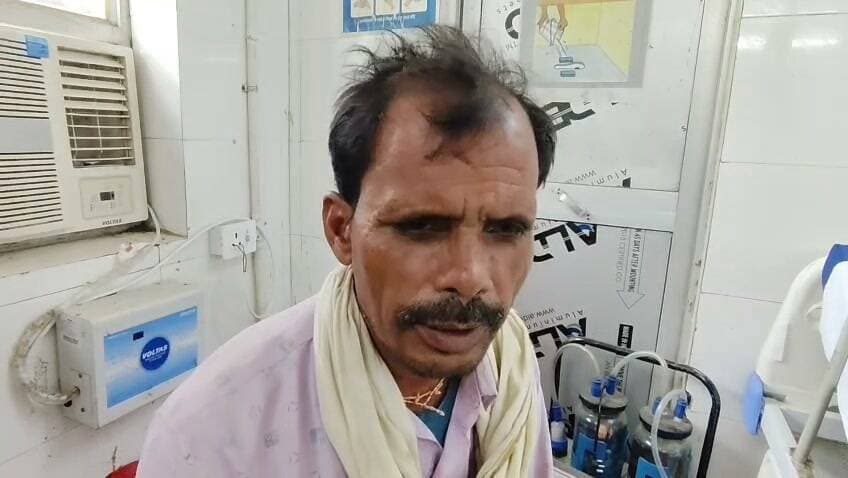 चित्रकूट कर्वी के रानीपुर खाकी में सोते समय जहरीला कीड़ा काटने से महिला की हालत बिगड़ी जिला अस्पताल में कराया गया भर्ती। मामला चित्रकूट जनपद के कवि कोतवाली अंतर्गत रानीपुर खाकी गांव का बीते रविवार और सोमवार की मध्य रात्रि लगभग 2:00 बजे का है जहां जहरीला कीड़ा काटने से महिला की हालत बिगड़ गई महिला 38 वर्षीया सोनिया पत्नी हीरालाल के परिजनों ने बताया कि सोनिया रोजाना की भांति की चारपाई पर सो रही थी तभी रात्रि लगभग 2:00 बजे सोनिया को किसी जहरीले कीड़े ने काट लिया जिससे सोनिया की हालत बिगड़ गई वही जानकारी होते ही परिजन सोनिया को सोनपुर जिला अस्पताल में भर्ती कराया है जहां सोनिया का इलाज किया जा रहा है