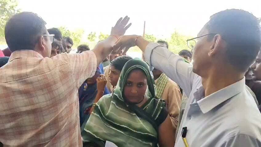कर्वी तहसील क्षेत्र के ग्राम पंचायत डिलौरा के मजरा पड़री में बाढ़ पीड़ितों के मुआवजा राशि पर प्रधान सचिव पर मनमानी करने का ग्रामीणों ने लगाया आरोप शिकायत लेकर आधा सैकड़ा ग्रामीण पहुंचे डीएम कार्यालय। मामला चित्रकूट जनपद के कर्बी तहसील क्षेत्र के ग्राम पंचायत डिलौरा के मजरा पड़री का है जहां ग्रामीणों ने बाढ़ पीड़ितों को मुआवजा राशि में मनमानी करने का प्रधान और सचिव पर आरोप लगाया है और आज सोमवार की सुबह 11 बजे आधा सैकड़ा ग्रामीण कलेक्ट्रेट पहुंचकर डीएम को ज्ञापन सौंप कार्रवाई की मांग की है ग्रामीणों ने बताया कि बीते सप्ताह पहले मंदाकिनी नदी में आई बाढ़ में लोगों के घर डूब गए कुछ मकान गिर गए बाढ़ के पानी से लोगों के घरों में रखा अनाज कपड़े सहित गृहस्थी का सामान कुछ बह गया और कुछ खराब हो गया तो वही प्रशासन द्वारा बाढ़ पीड़ितों को मुआवजा राशि दी जा रही है जिसके लिए ग्राम प्रधान और सचिव को लगाया है जिसमें ग्राम प्रधान और सचिव द्वारा मनमानी करते हुए बाढ़ पीड़ितों के साथ भेदभाव कर मुआवजा राशि उपलब्ध कराई जा रही है ग्रामीणों ने जिला अधिकारी से मांग की है कि मामले की जांच कर कर कार्रवाई करते हुए बाढ़ पीड़ितों को मुआवजा राशि उपलब्ध कराई जाए