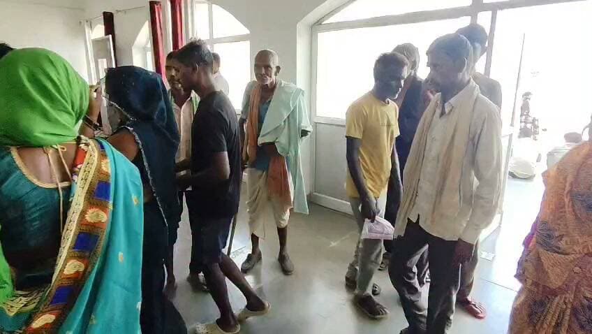 कर्वी तहसील क्षेत्र के ग्राम पंचायत डिलौरा के मजरा पड़री में बाढ़ पीड़ितों के मुआवजा राशि पर प्रधान सचिव पर मनमानी करने का ग्रामीणों ने लगाया आरोप शिकायत लेकर आधा सैकड़ा ग्रामीण पहुंचे डीएम कार्यालय। मामला चित्रकूट जनपद के कर्बी तहसील क्षेत्र के ग्राम पंचायत डिलौरा के मजरा पड़री का है जहां ग्रामीणों ने बाढ़ पीड़ितों को मुआवजा राशि में मनमानी करने का प्रधान और सचिव पर आरोप लगाया है और आज सोमवार की सुबह 11 बजे आधा सैकड़ा ग्रामीण कलेक्ट्रेट पहुंचकर डीएम को ज्ञापन सौंप कार्रवाई की मांग की है ग्रामीणों ने बताया कि बीते सप्ताह पहले मंदाकिनी नदी में आई बाढ़ में लोगों के घर डूब गए कुछ मकान गिर गए बाढ़ के पानी से लोगों के घरों में रखा अनाज कपड़े सहित गृहस्थी का सामान कुछ बह गया और कुछ खराब हो गया तो वही प्रशासन द्वारा बाढ़ पीड़ितों को मुआवजा राशि दी जा रही है जिसके लिए ग्राम प्रधान और सचिव को लगाया है जिसमें ग्राम प्रधान और सचिव द्वारा मनमानी करते हुए बाढ़ पीड़ितों के साथ भेदभाव कर मुआवजा राशि उपलब्ध कराई जा रही है ग्रामीणों ने जिला अधिकारी से मांग की है कि मामले की जांच कर कर कार्रवाई करते हुए बाढ़ पीड़ितों को मुआवजा राशि उपलब्ध कराई जाए
