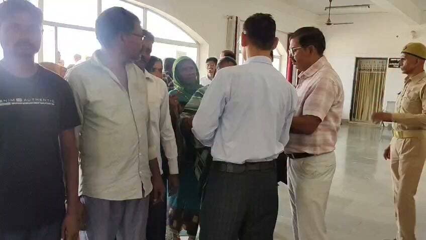 कर्वी तहसील क्षेत्र के ग्राम पंचायत डिलौरा के मजरा पड़री में बाढ़ पीड़ितों के मुआवजा राशि पर प्रधान सचिव पर मनमानी करने का ग्रामीणों ने लगाया आरोप शिकायत लेकर आधा सैकड़ा ग्रामीण पहुंचे डीएम कार्यालय। मामला चित्रकूट जनपद के कर्बी तहसील क्षेत्र के ग्राम पंचायत डिलौरा के मजरा पड़री का है जहां ग्रामीणों ने बाढ़ पीड़ितों को मुआवजा राशि में मनमानी करने का प्रधान और सचिव पर आरोप लगाया है और आज सोमवार की सुबह 11 बजे आधा सैकड़ा ग्रामीण कलेक्ट्रेट पहुंचकर डीएम को ज्ञापन सौंप कार्रवाई की मांग की है ग्रामीणों ने बताया कि बीते सप्ताह पहले मंदाकिनी नदी में आई बाढ़ में लोगों के घर डूब गए कुछ मकान गिर गए बाढ़ के पानी से लोगों के घरों में रखा अनाज कपड़े सहित गृहस्थी का सामान कुछ बह गया और कुछ खराब हो गया तो वही प्रशासन द्वारा बाढ़ पीड़ितों को मुआवजा राशि दी जा रही है जिसके लिए ग्राम प्रधान और सचिव को लगाया है जिसमें ग्राम प्रधान और सचिव द्वारा मनमानी करते हुए बाढ़ पीड़ितों के साथ भेदभाव कर मुआवजा राशि उपलब्ध कराई जा रही है ग्रामीणों ने जिला अधिकारी से मांग की है कि मामले की जांच कर कर कार्रवाई करते हुए बाढ़ पीड़ितों को मुआवजा राशि उपलब्ध कराई जाए