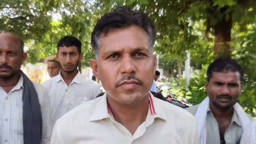 चित्रकूट कर्वी ब्लॉक के ग्राम पंचायत बराछ के नवाघाट में जल भराव की समस्या से परेशान एक दर्जन ग्रामीण पहुंचे डीएम कार्यालय। मामला चित्रकूट जनपद के कर्वी तहसील अंतर्गत ग्राम पंचायत बराछ के नवाघाट का जहां जल भराव की समस्या से परेशान एक दर्जन ग्रामीण आज सोमवार की सुबह 11:30 बजे कलेक्ट्रेट पहुंच कर जिलाधिकारी को ज्ञापन सोपा है ग्रामीणों ने बताया कि उनका गांव बरुआ बांध के पानी से तीन तरफ से घिरा है हुआ जिससे बरुआ बांध का पानी उनके गांव को जोड़ने वाले में सड़क पर रफ्टा टूटा होने की वजह से भर जाता है रोड में इतना चल भराव हो जाता है कि लोगों को और स्कूली बच्चों को आवागमन में भारी परेशानी होती है ग्रामीणों ने बताया कि किसी के बीमार हो जाने पर गांव तक एंबुलेंस या कोई भी चार पहिया वाहन नहीं पहुंच पाता जिसको लेकर ग्रामीण आज जिलाधिकारी कार्यालय पहुंचकर जिला अधिकारी ज्ञापन सौंप गांव की मेन सड़क बनवाये जाने की मांग की है