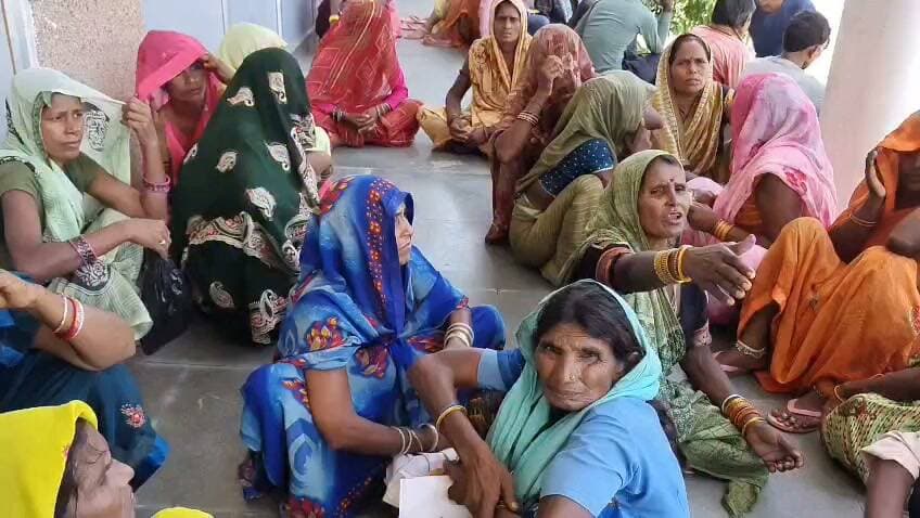 कर्वी तहसील क्षेत्र के ग्राम पंचायत डिलौरा के मजरा पड़री में बाढ़ पीड़ितों के मुआवजा राशि पर प्रधान सचिव पर मनमानी करने का ग्रामीणों ने लगाया आरोप शिकायत लेकर आधा सैकड़ा ग्रामीण पहुंचे डीएम कार्यालय। मामला चित्रकूट जनपद के कर्बी तहसील क्षेत्र के ग्राम पंचायत डिलौरा के मजरा पड़री का है जहां ग्रामीणों ने बाढ़ पीड़ितों को मुआवजा राशि में मनमानी करने का प्रधान और सचिव पर आरोप लगाया है और आज सोमवार की सुबह 11 बजे आधा सैकड़ा ग्रामीण कलेक्ट्रेट पहुंचकर डीएम को ज्ञापन सौंप कार्रवाई की मांग की है ग्रामीणों ने बताया कि बीते सप्ताह पहले मंदाकिनी नदी में आई बाढ़ में लोगों के घर डूब गए कुछ मकान गिर गए बाढ़ के पानी से लोगों के घरों में रखा अनाज कपड़े सहित गृहस्थी का सामान कुछ बह गया और कुछ खराब हो गया तो वही प्रशासन द्वारा बाढ़ पीड़ितों को मुआवजा राशि दी जा रही है जिसके लिए ग्राम प्रधान और सचिव को लगाया है जिसमें ग्राम प्रधान और सचिव द्वारा मनमानी करते हुए बाढ़ पीड़ितों के साथ भेदभाव कर मुआवजा राशि उपलब्ध कराई जा रही है ग्रामीणों ने जिला अधिकारी से मांग की है कि मामले की जांच कर कर कार्रवाई करते हुए बाढ़ पीड़ितों को मुआवजा राशि उपलब्ध कराई जाए